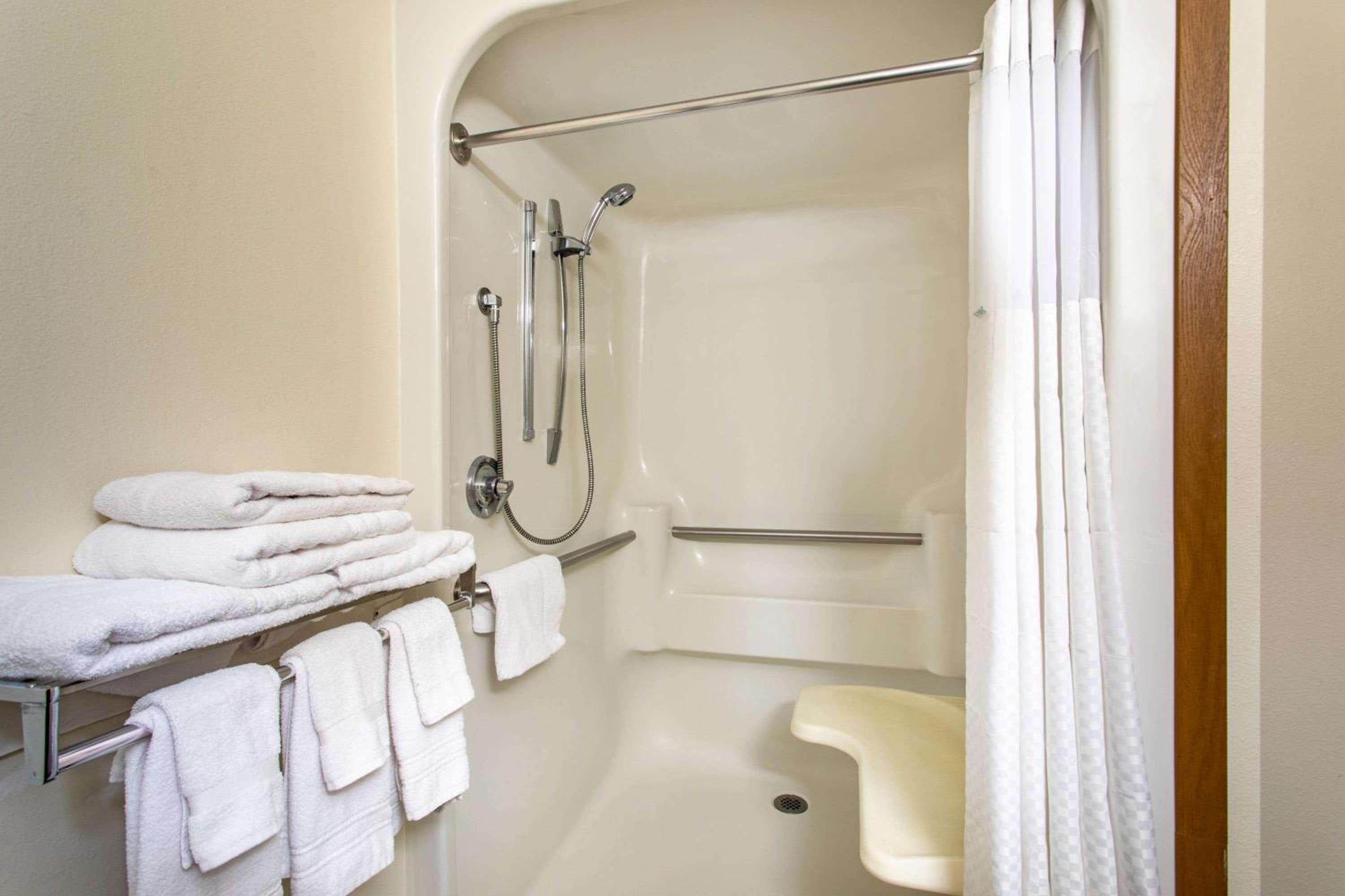 Queen Room - Mobility Access/Non-Smoking - Photo 8