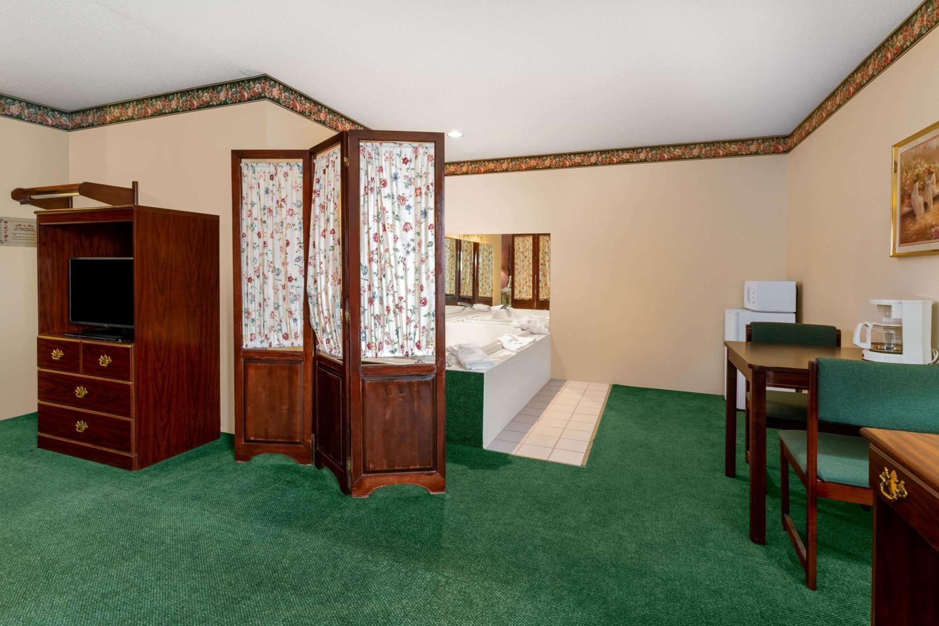 King Studio Suite - Non-Smoking - Photo 1