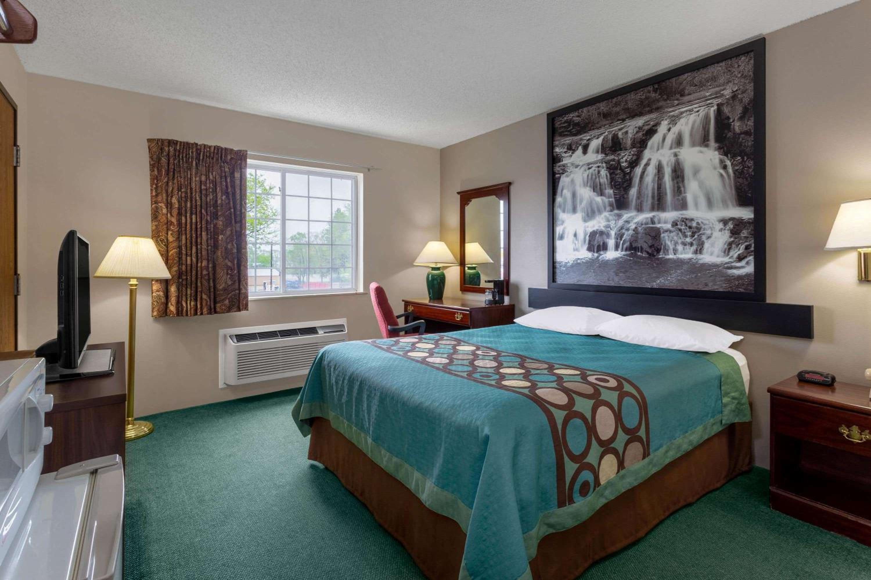 King Room - Non-Smoking - Photo 4