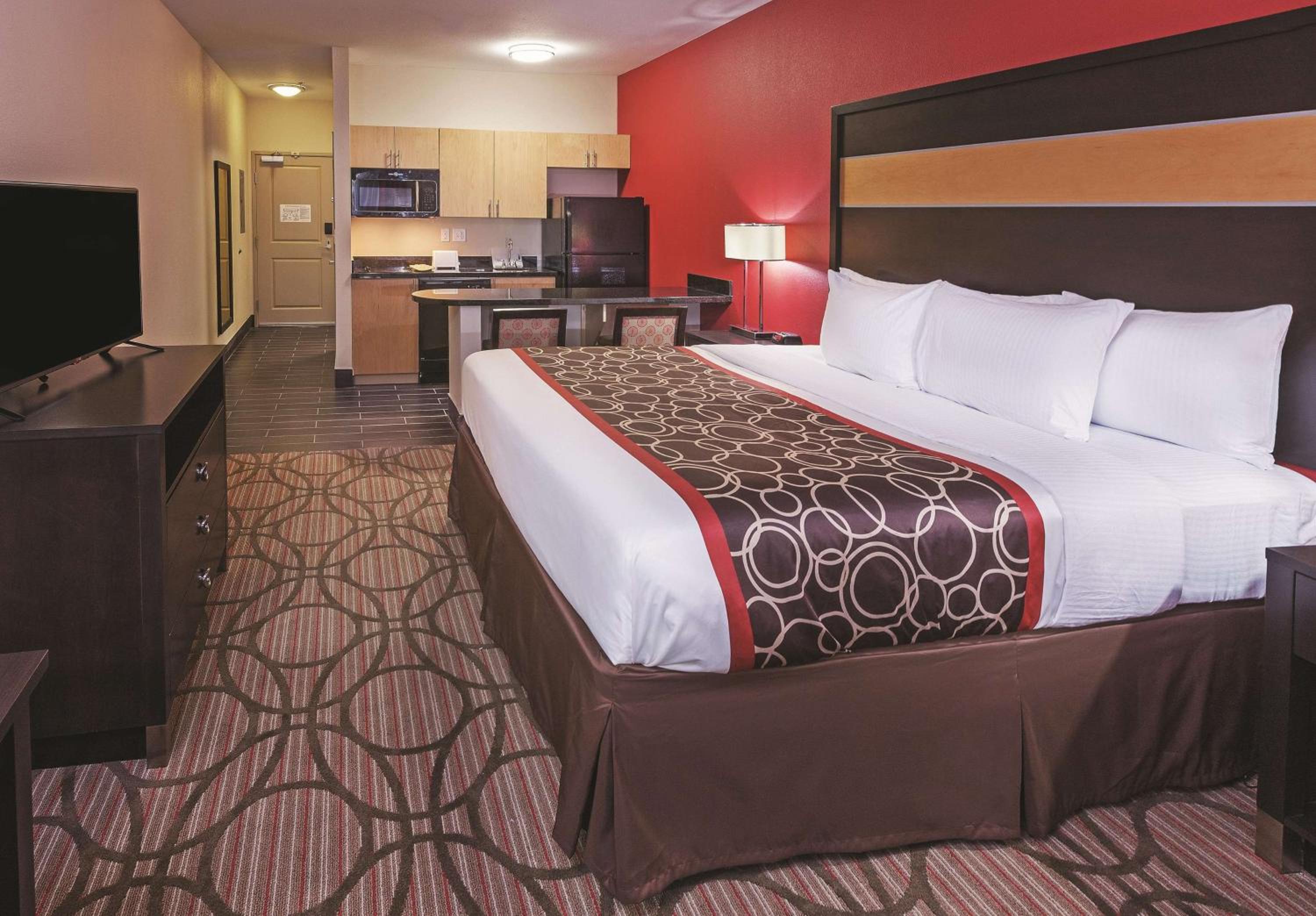 Deluxe King Room with Bath Tub - Mobility Accessible/Non-Smoking photo 2
