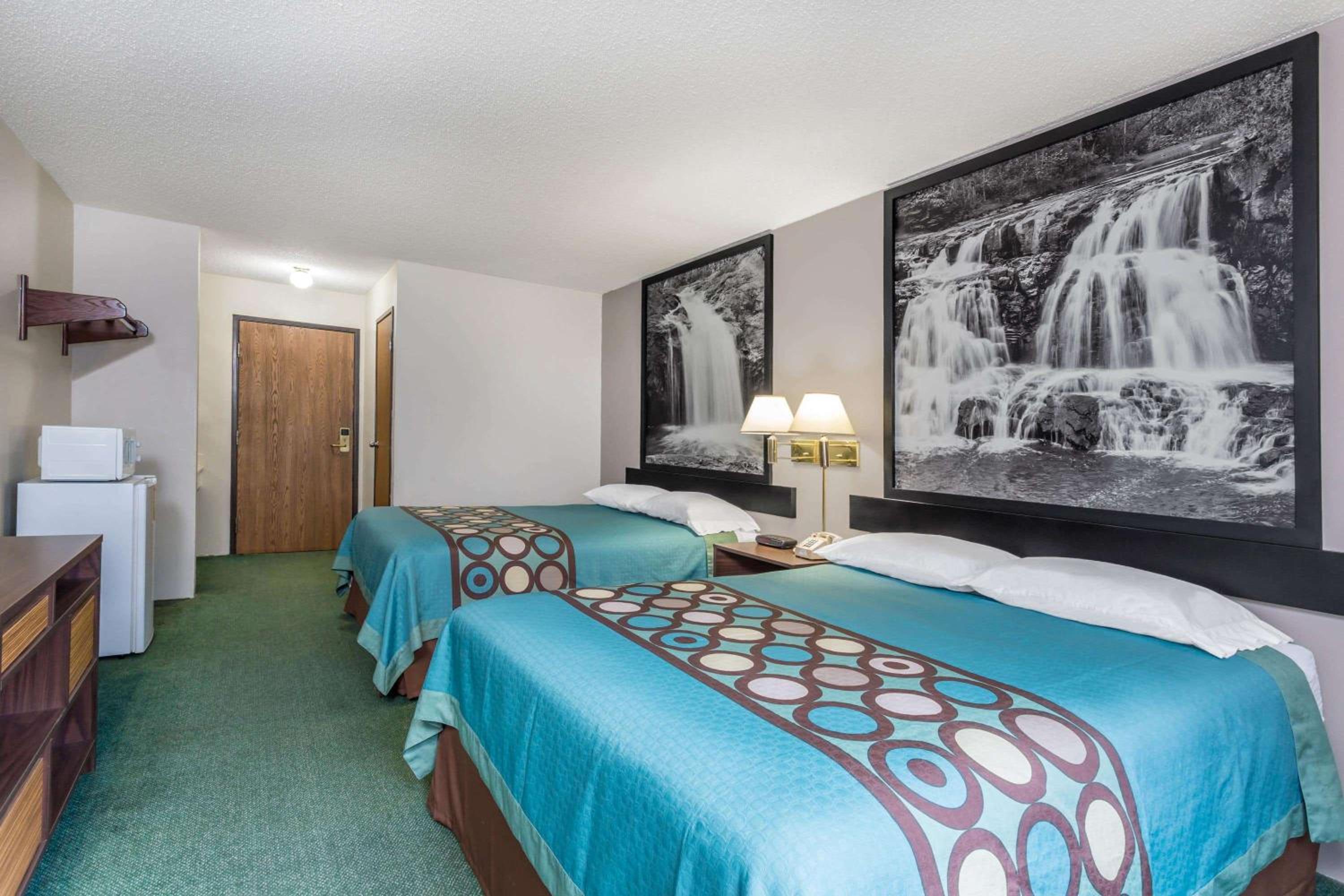 Queen Room with Two Queen Beds - Non-Smoking - Photo 2