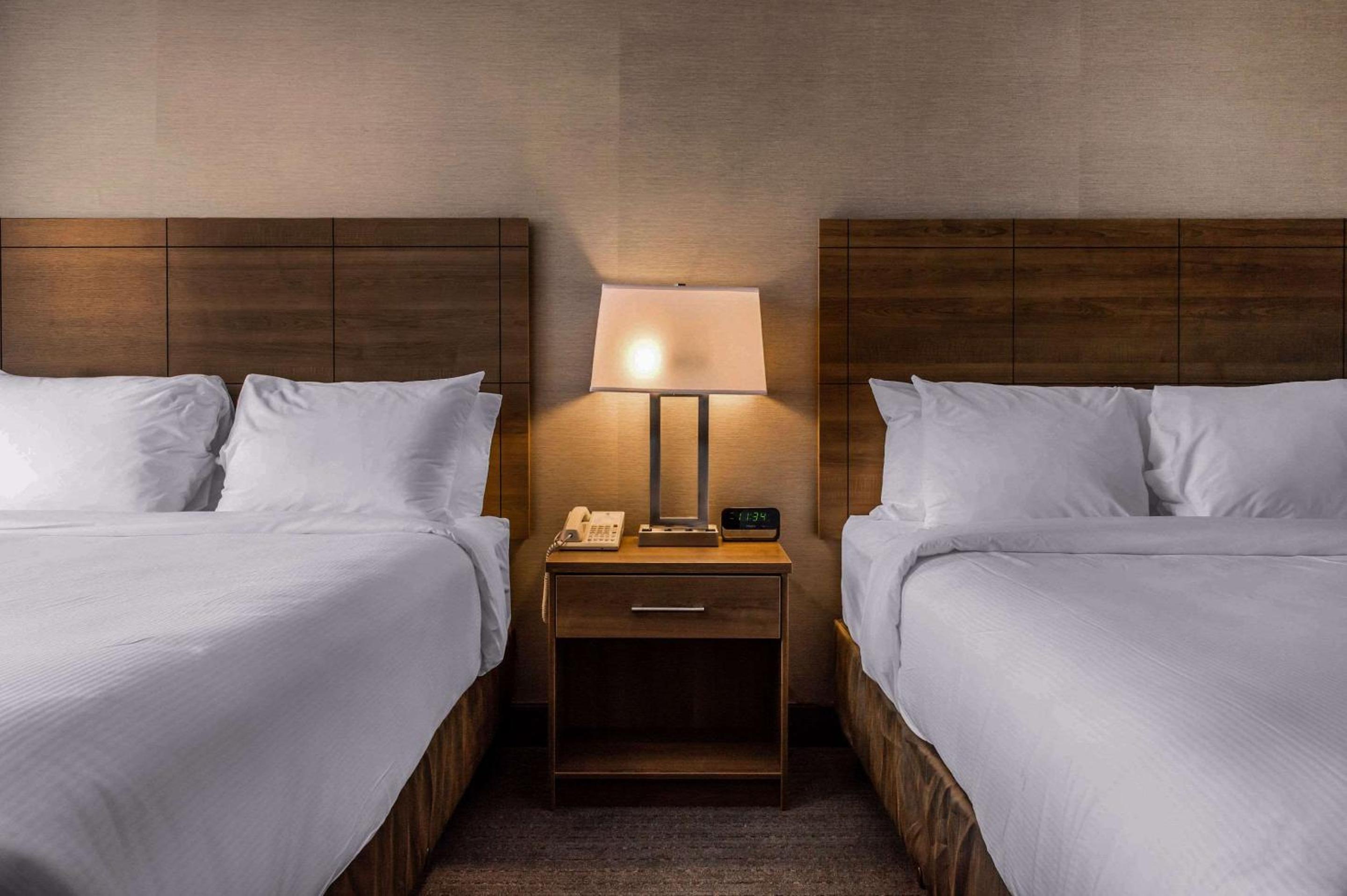 Queen Room with Two Queen Beds - Non-Smoking - Photo 2