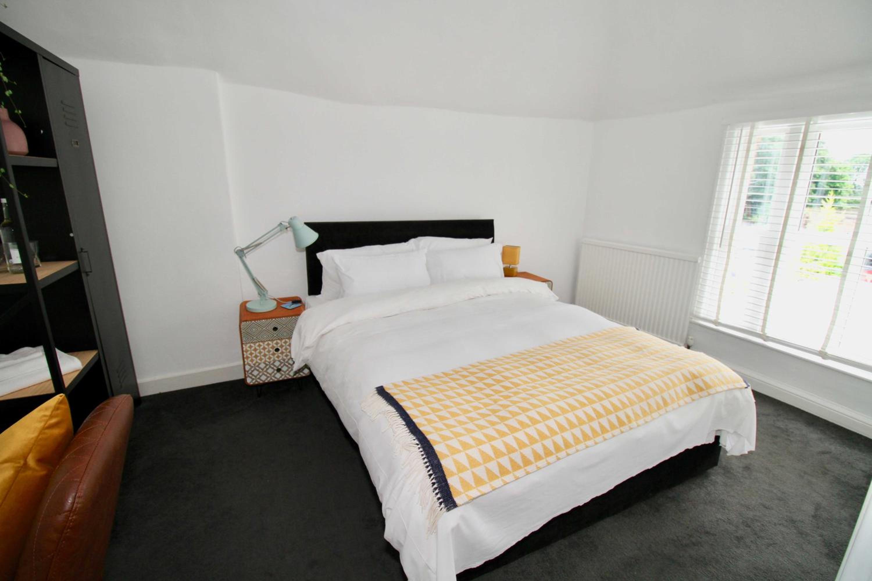 Deluxe Double Room with Bath - Photo 8