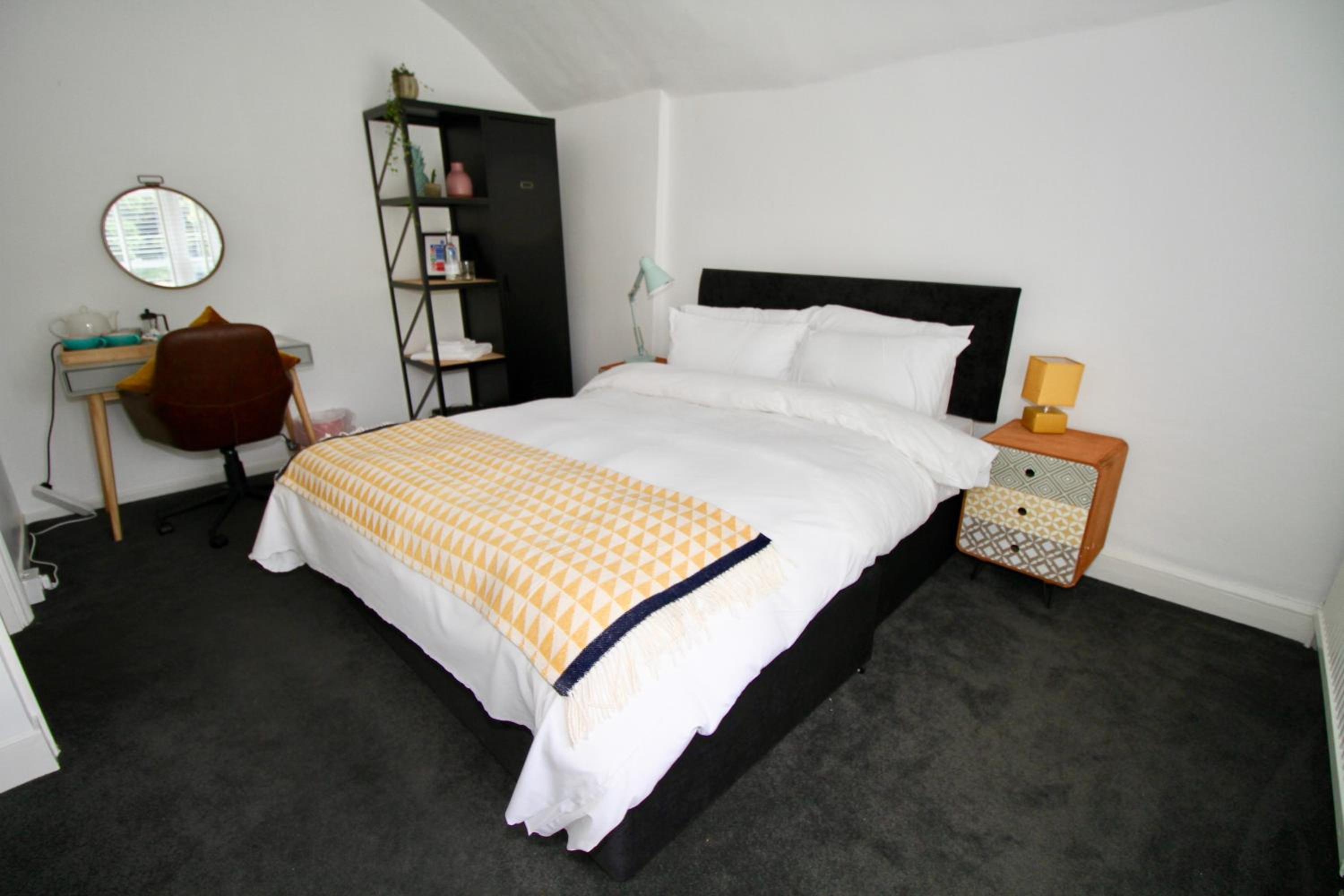 Deluxe Double Room with Bath - Photo 1