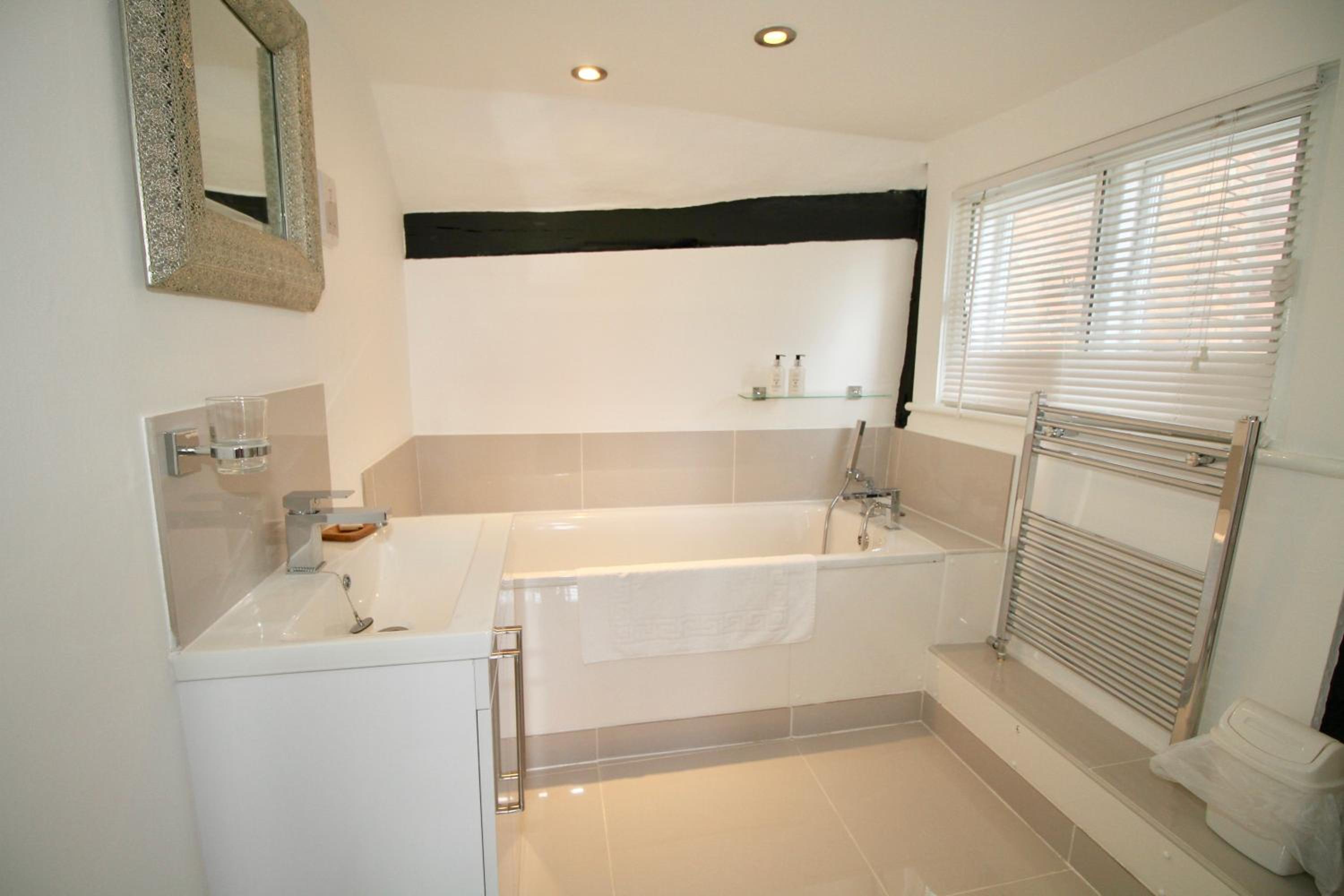 Superior King Room - Photo 9