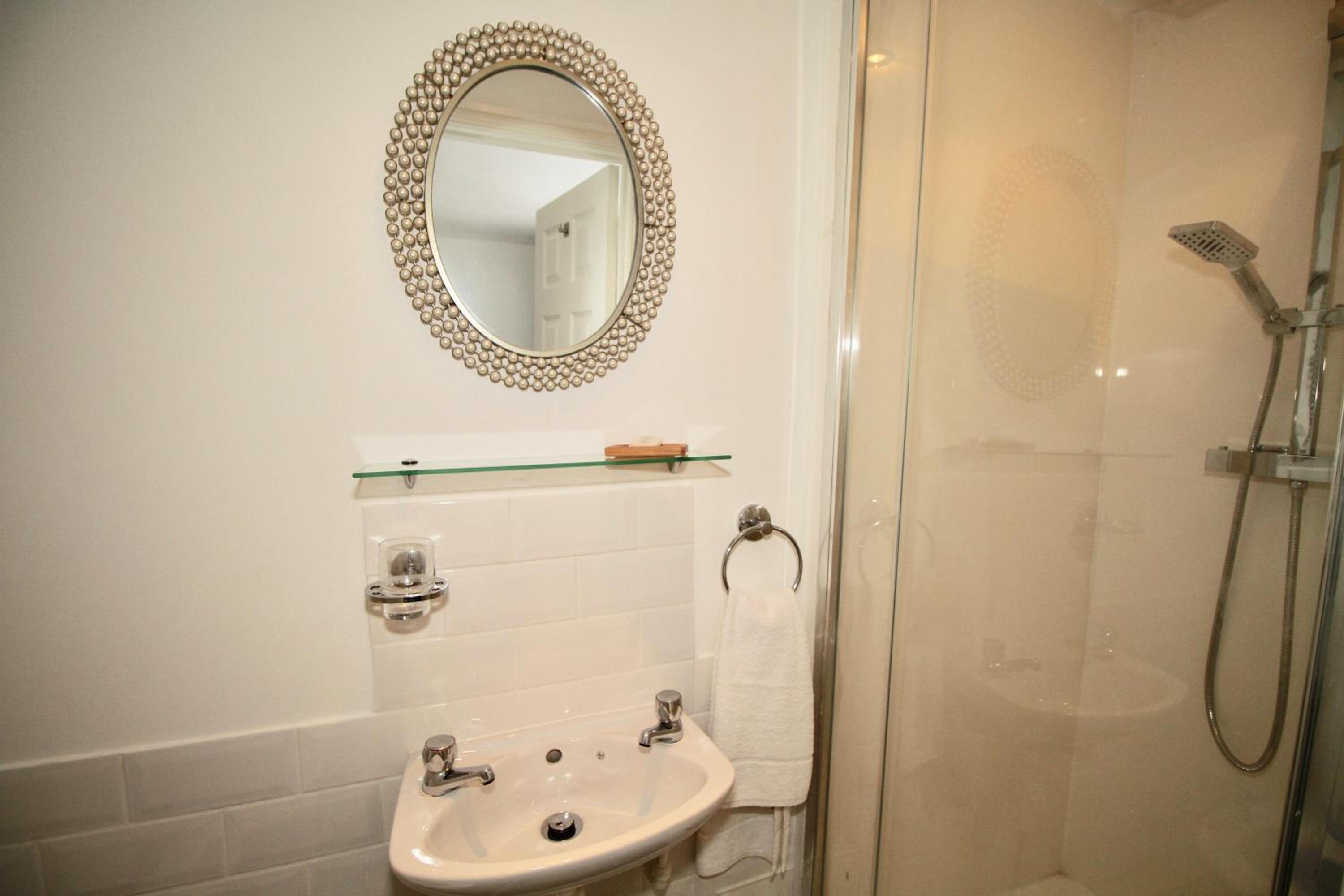 Deluxe Double Room with Shower - Photo 4