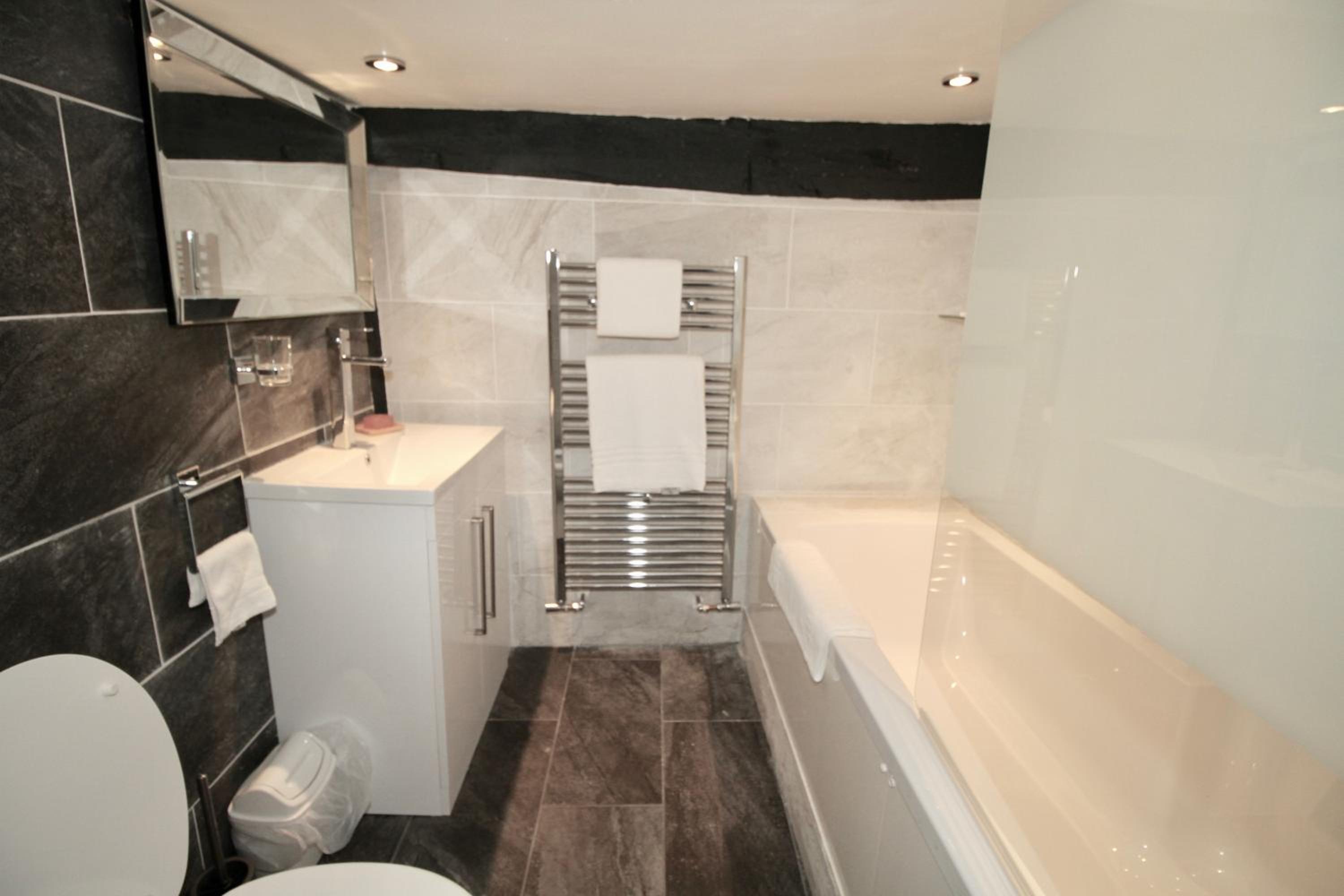 Deluxe Double Room with Bath - Photo 2