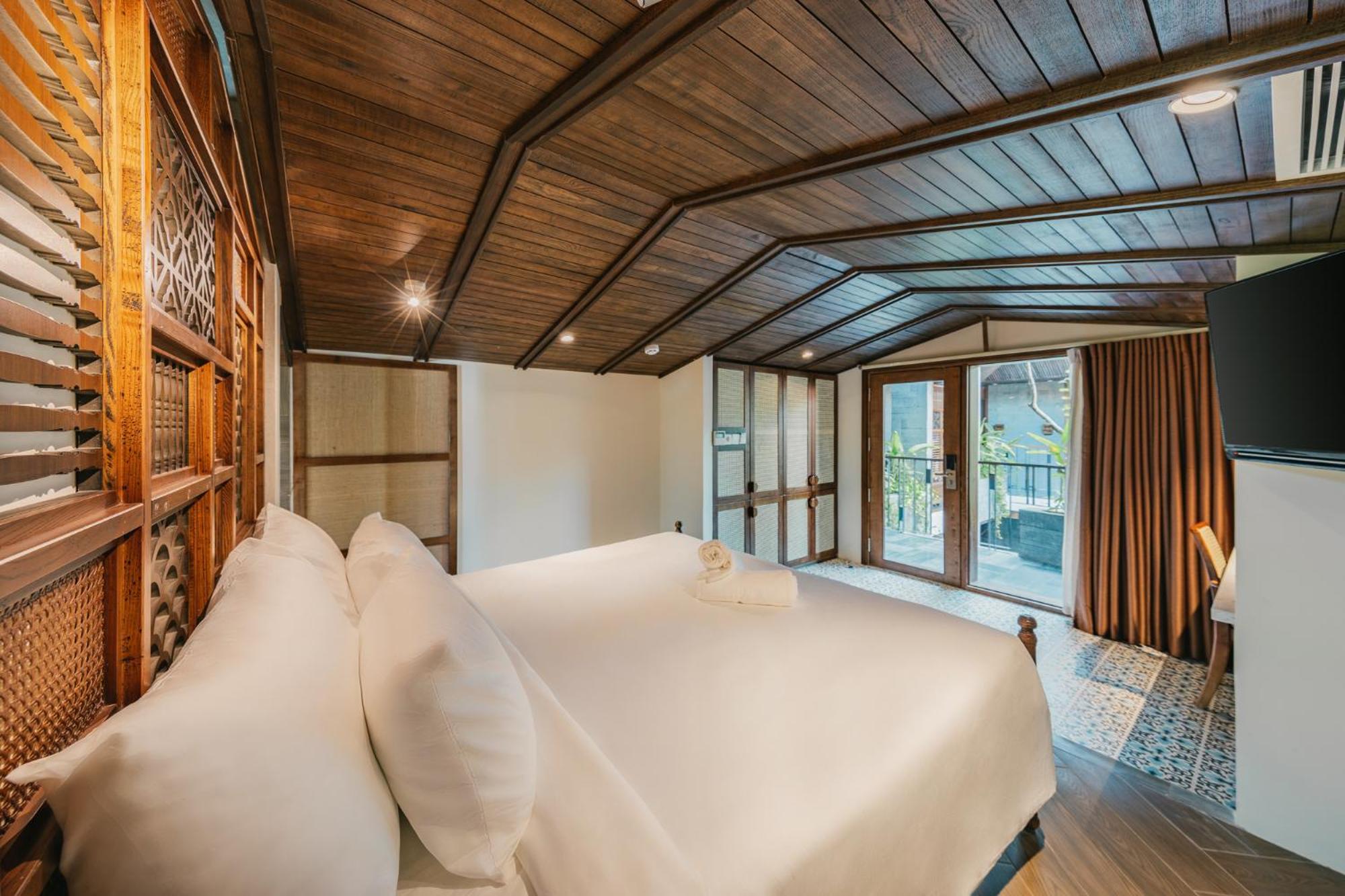 Queen Room with Garden View