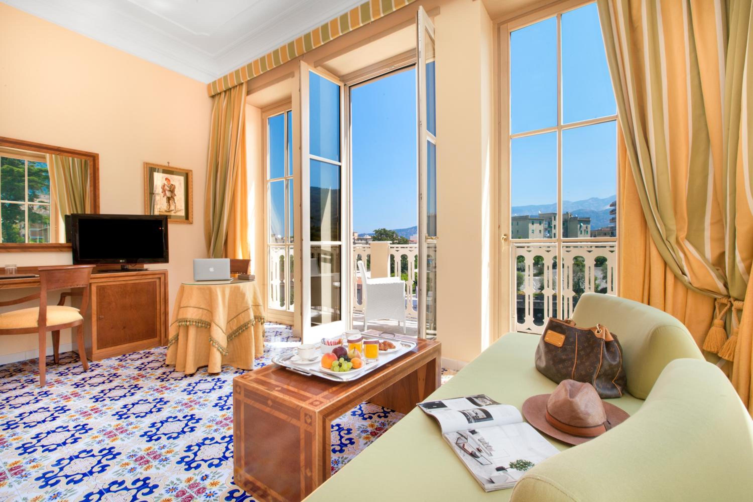 Junior Suite (2 Adults) - Photo 3