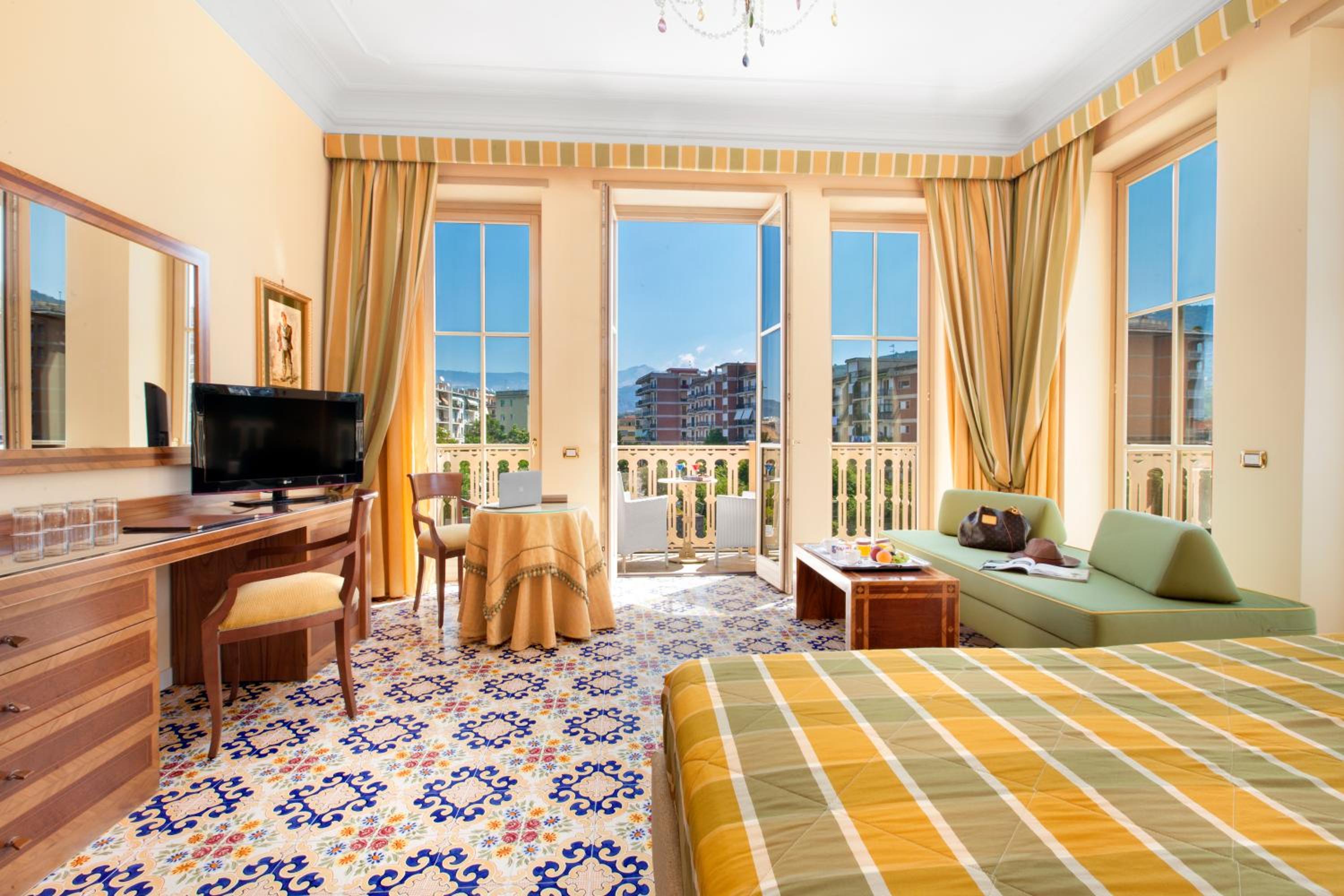 Junior Suite (2 Adults) - Photo 8