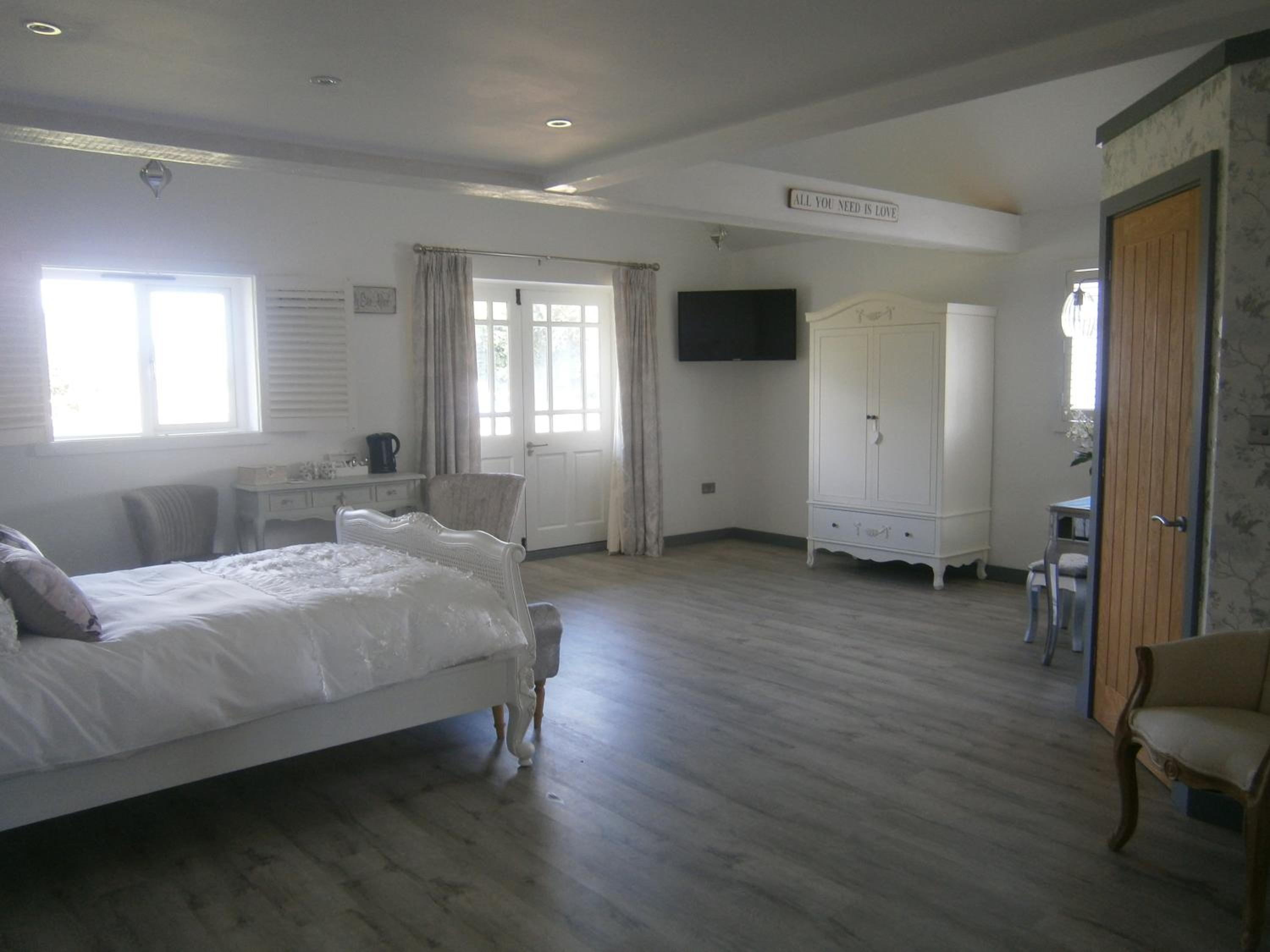 Deluxe Double Room with Bath - Photo 2