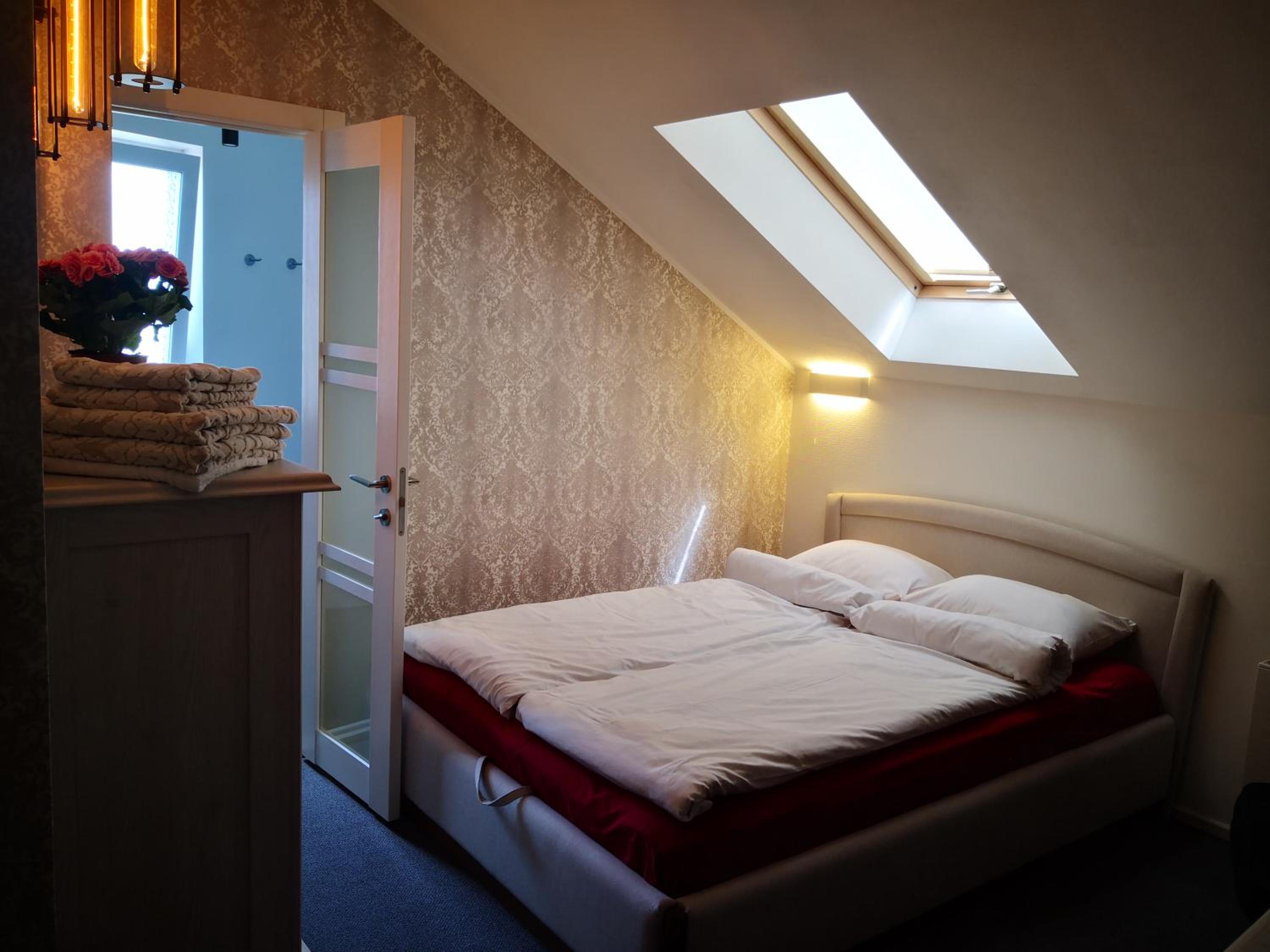 Deluxe Double Room with Bath - Photo 7