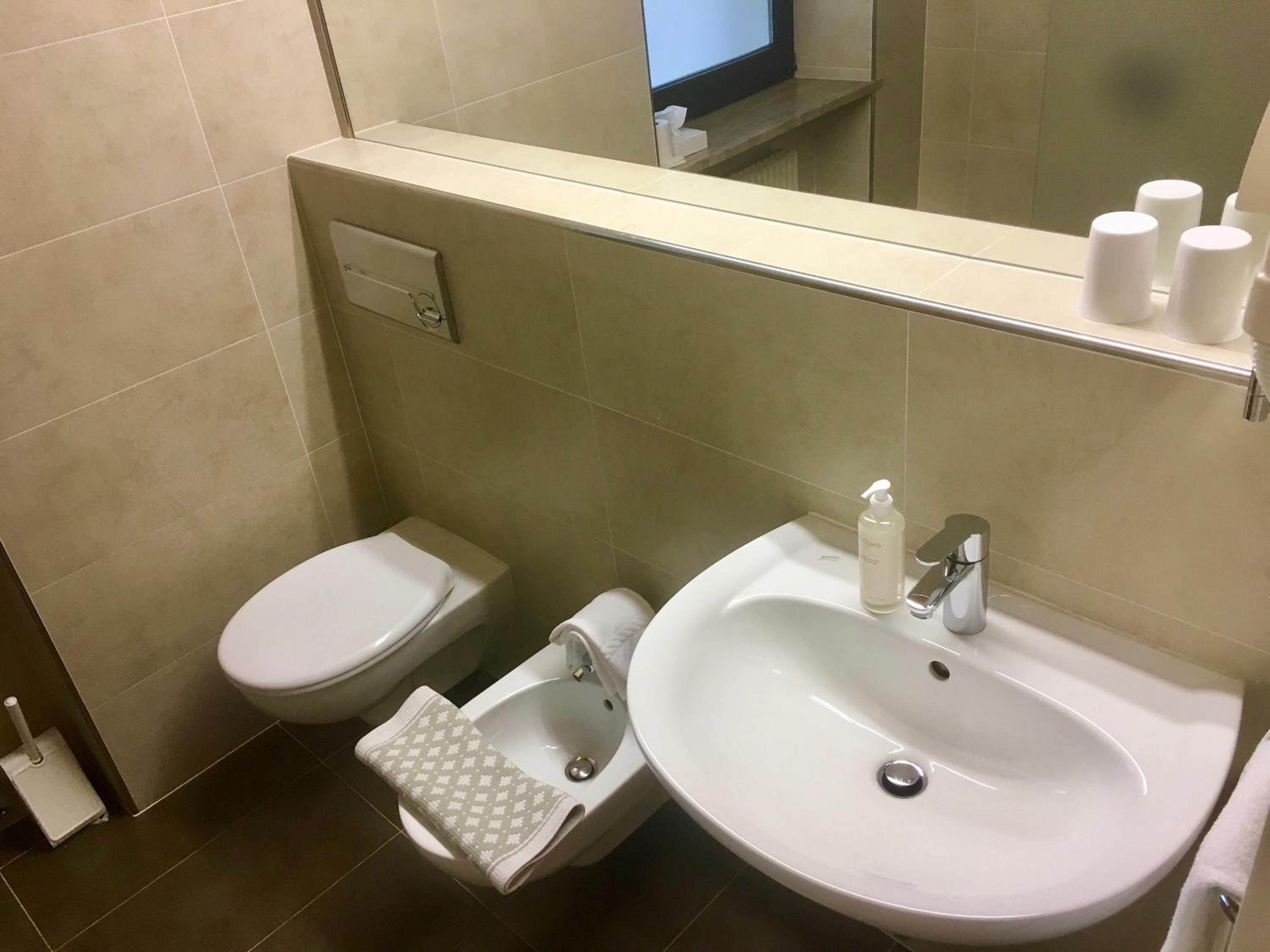 Double or Twin Room with Lake View - Photo 2