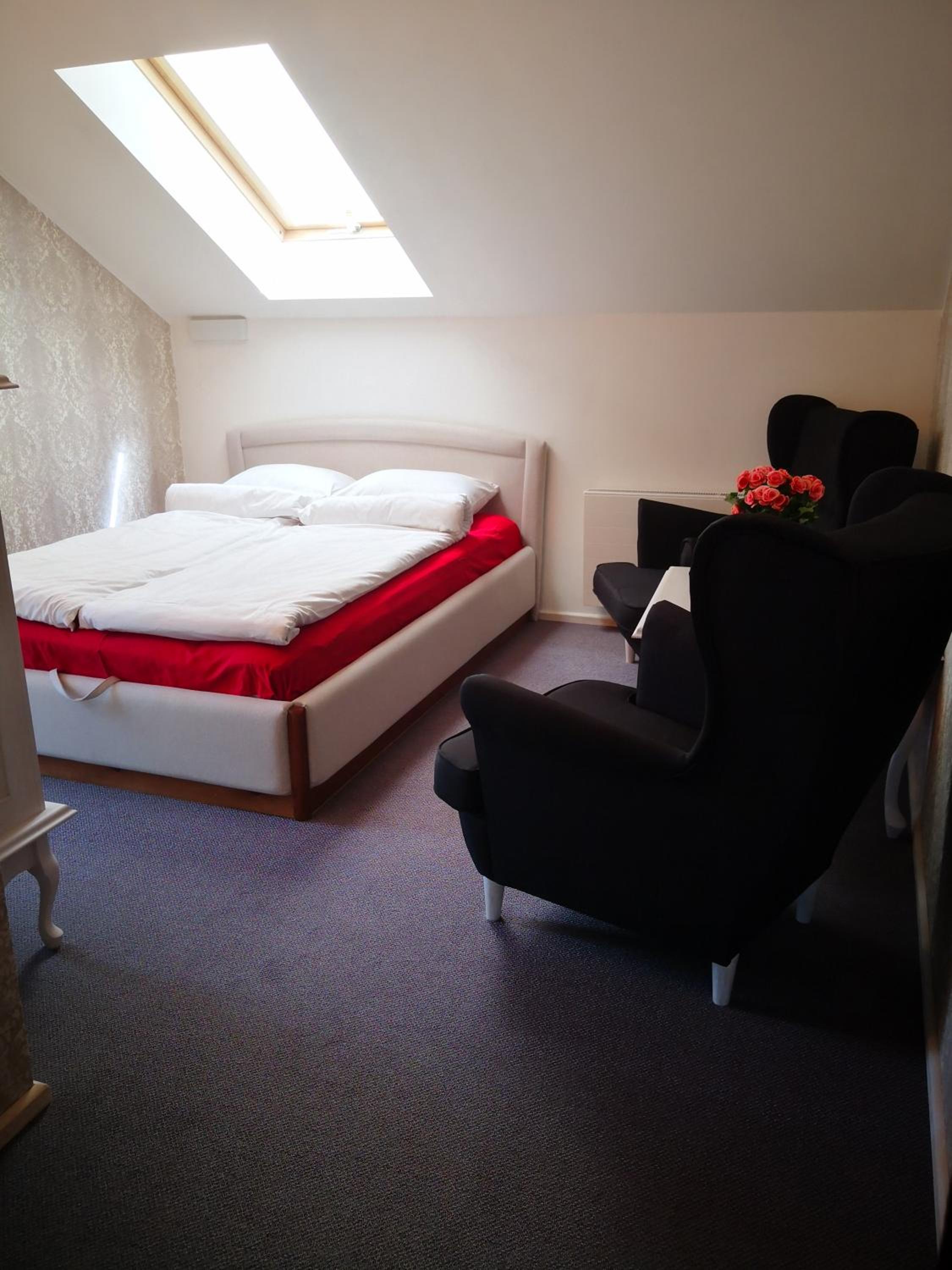 Deluxe Double Room with Bath - Photo 6