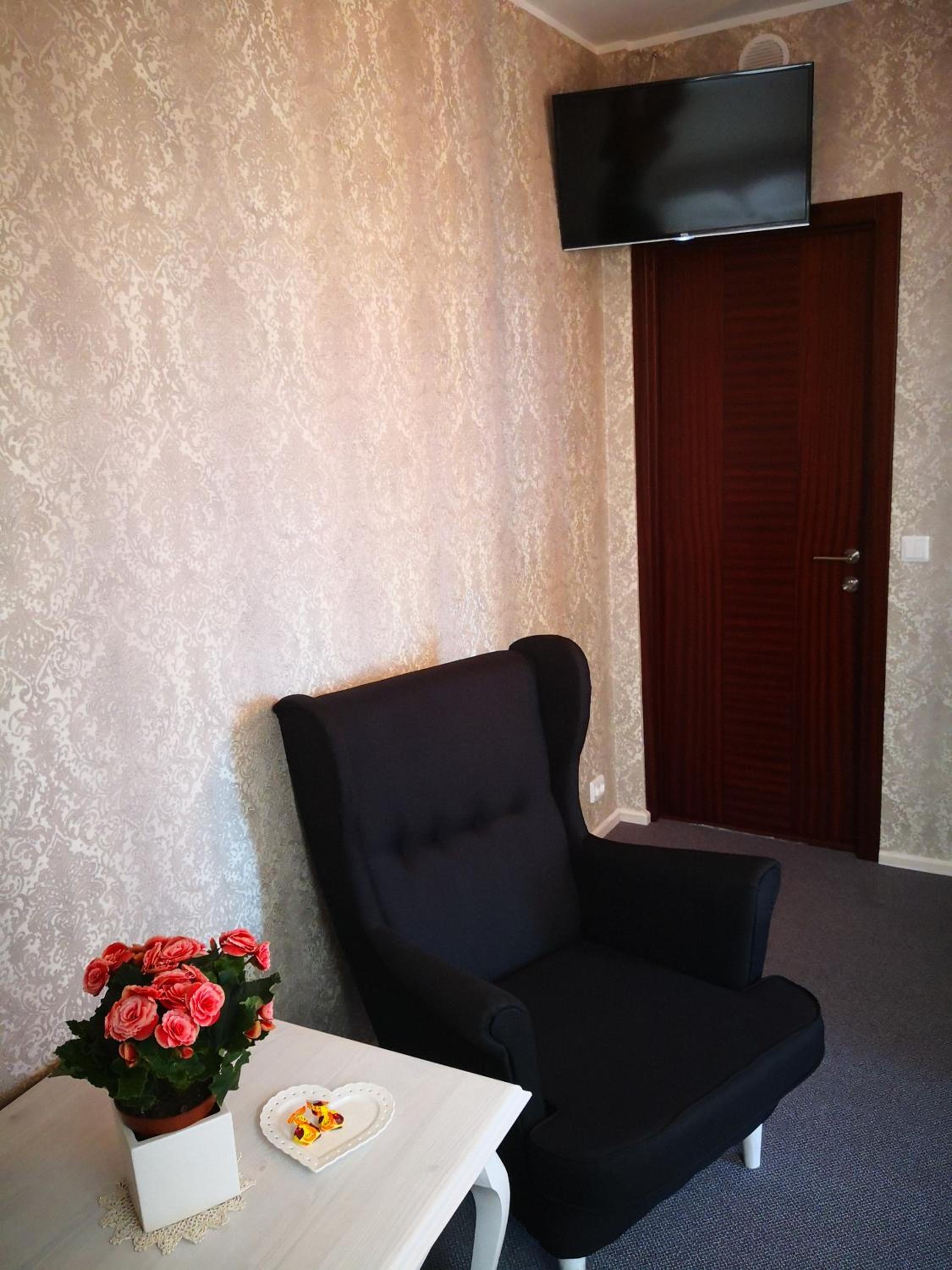 Deluxe Double Room with Bath - Photo 5