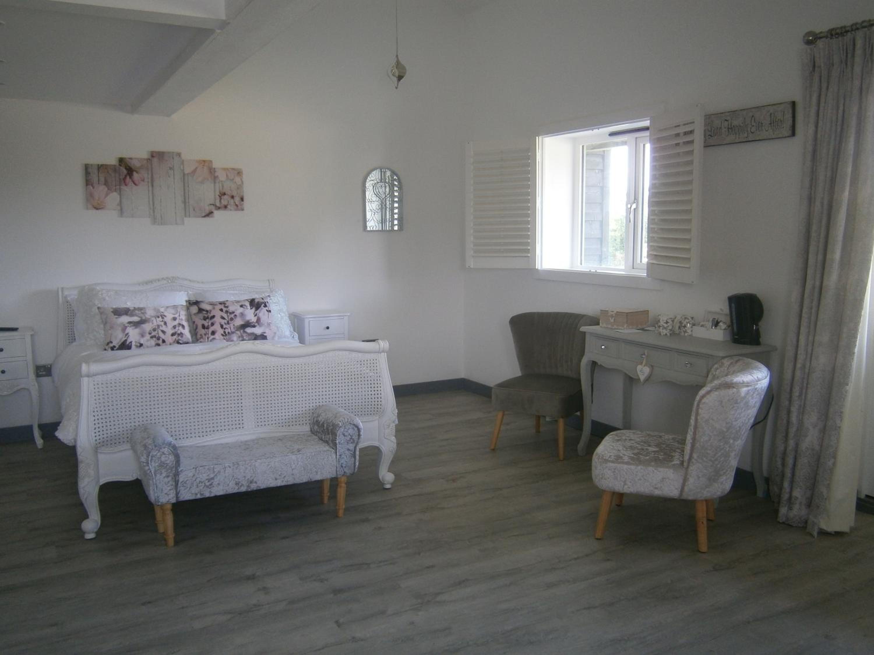 Deluxe Double Room with Bath - Photo 3