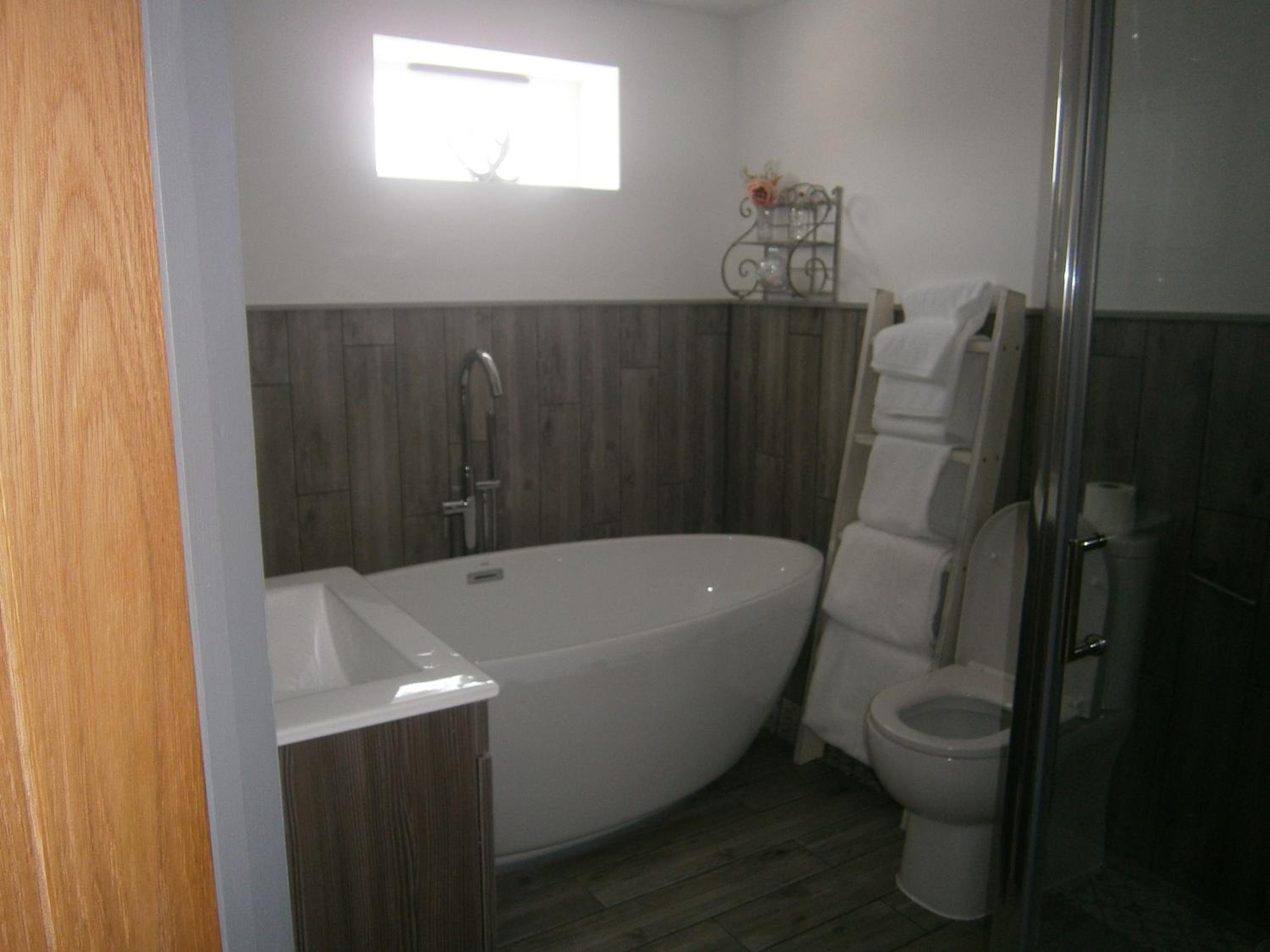 Deluxe Double Room with Bath - Photo 4