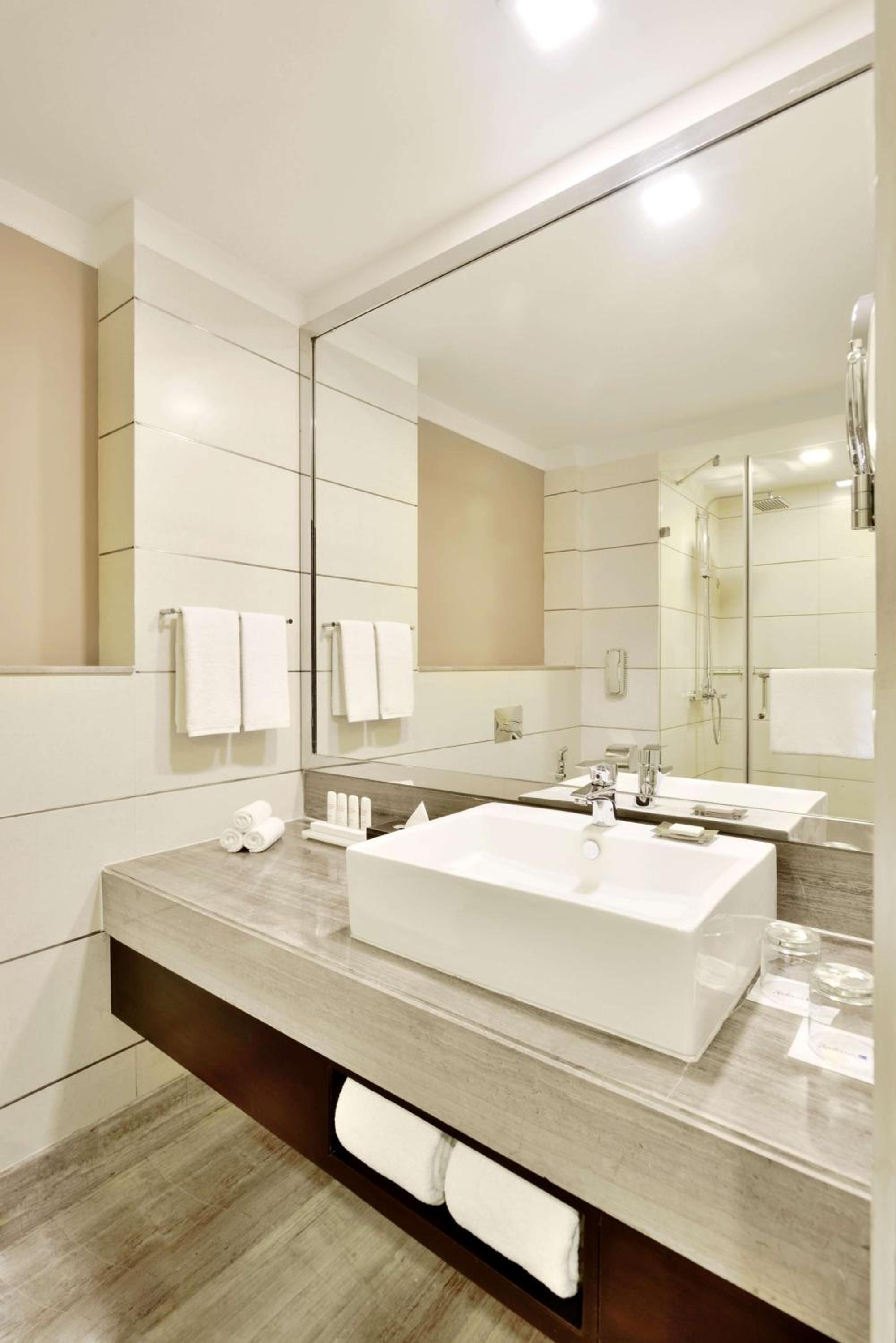 Deluxe Room with INR 1000 beverage credit (min. spend ₹3,500), 20% off on F&B and 2 beers per stay