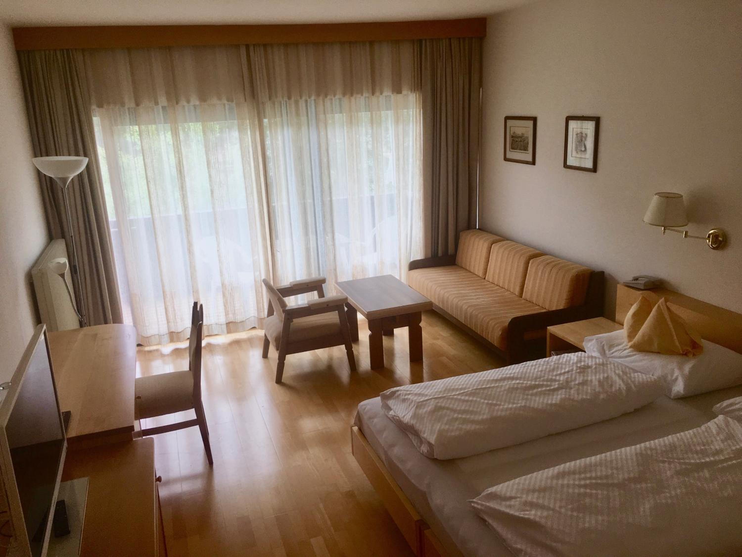 Double or Twin Room with Lake View - Photo 3