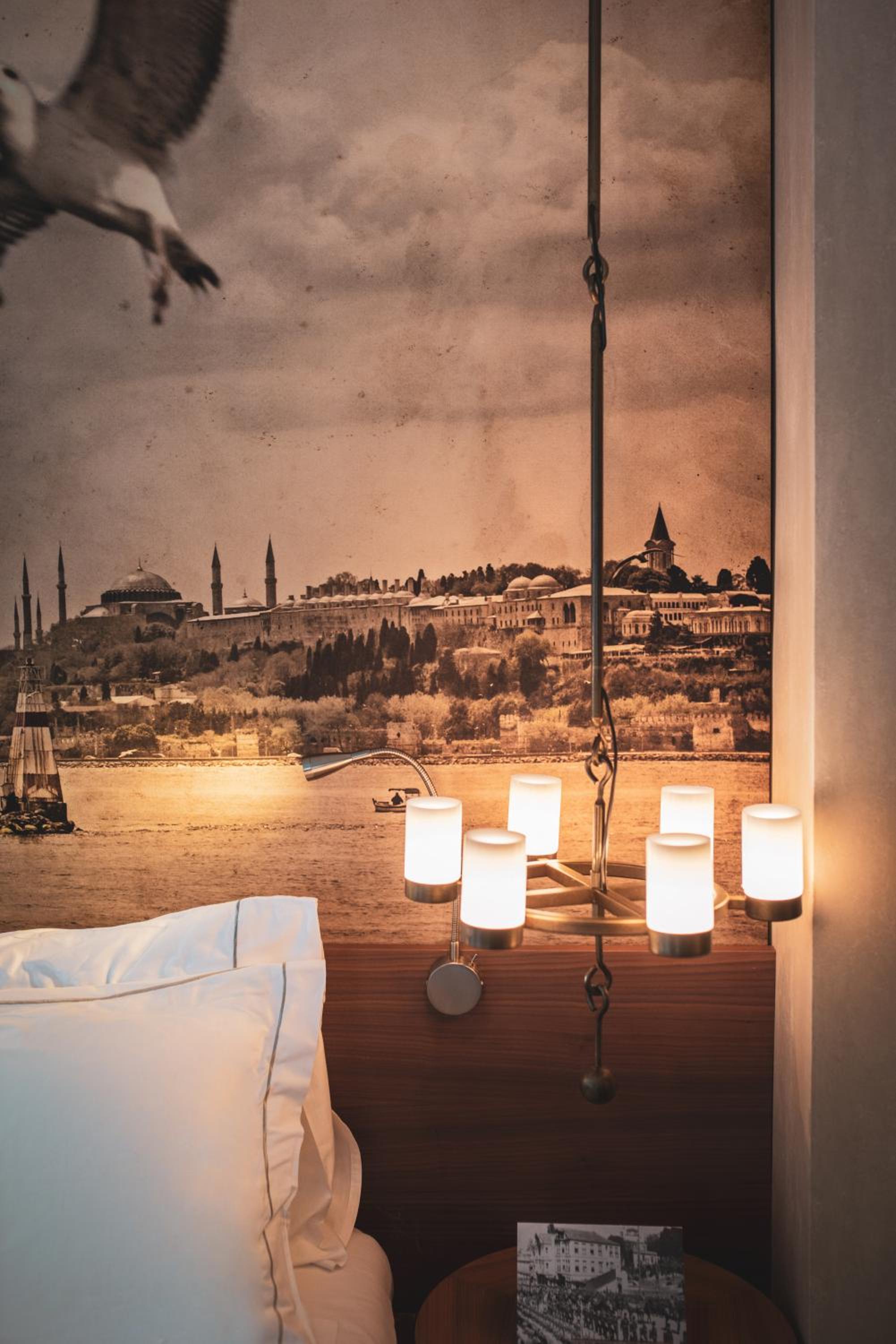 Deluxe Twin Room thumbnail 6