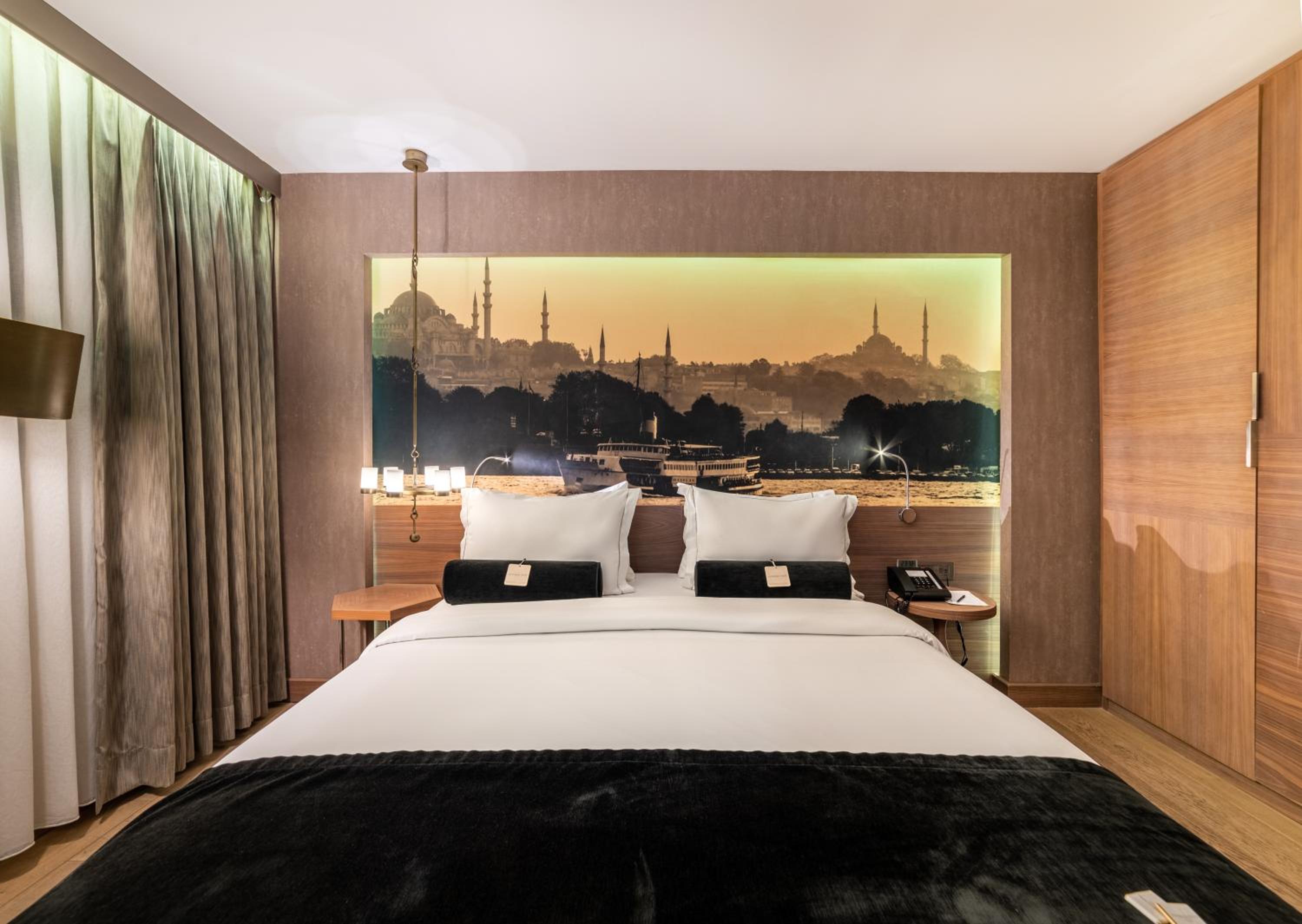 Superior Double Room thumbnail 5