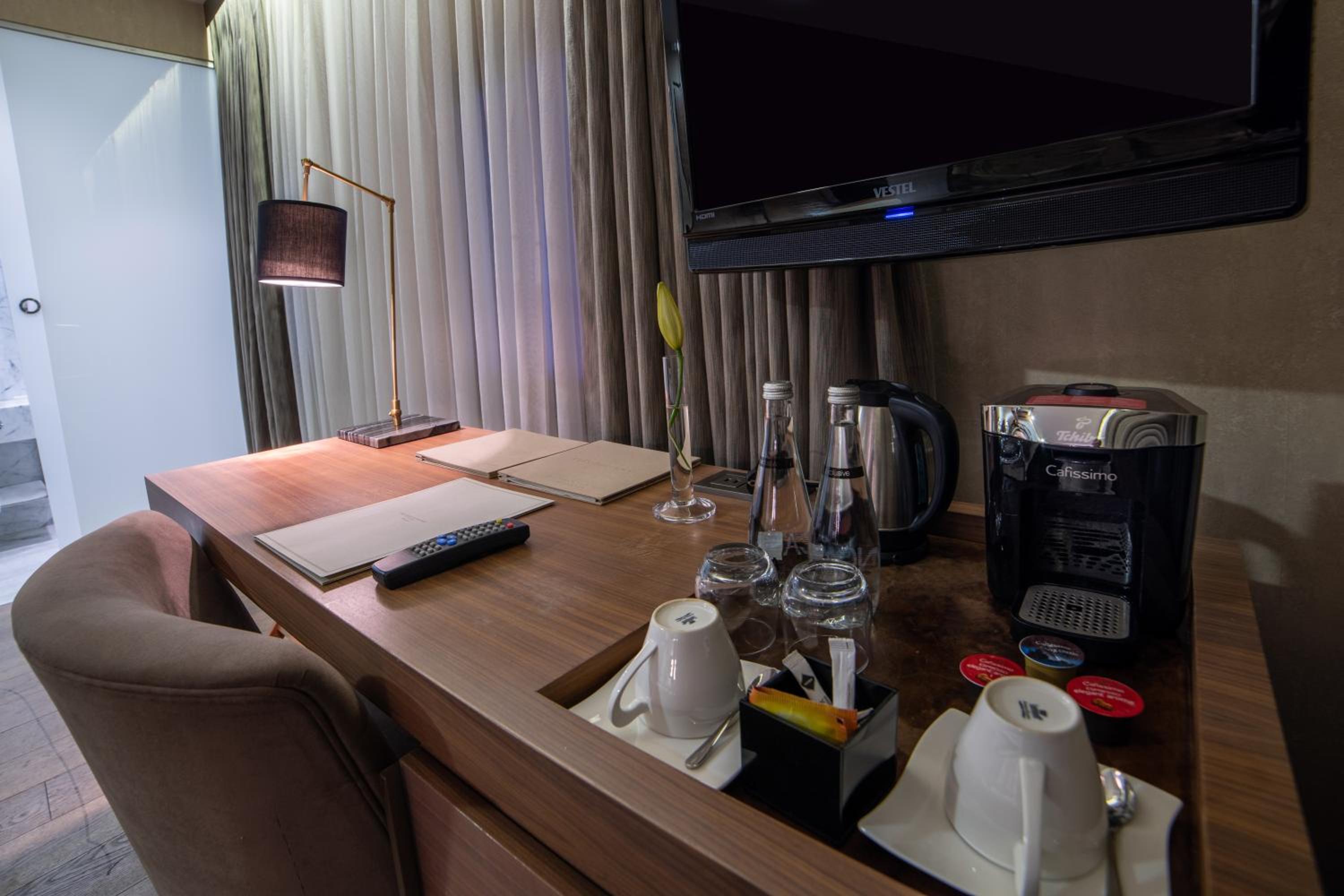 Deluxe Twin Room thumbnail 5