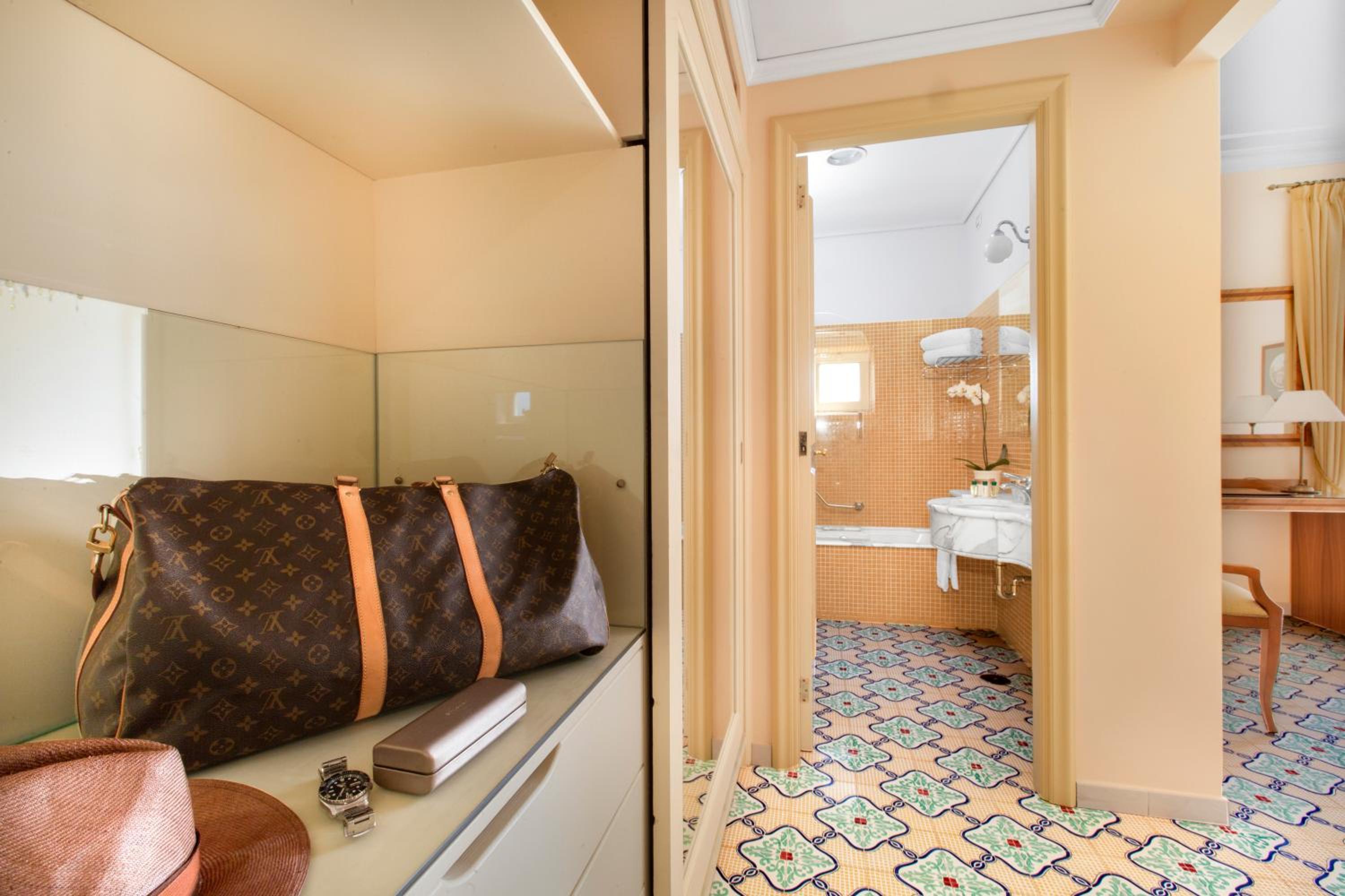 Classic Double or Twin Room with Rear View - Photo 4