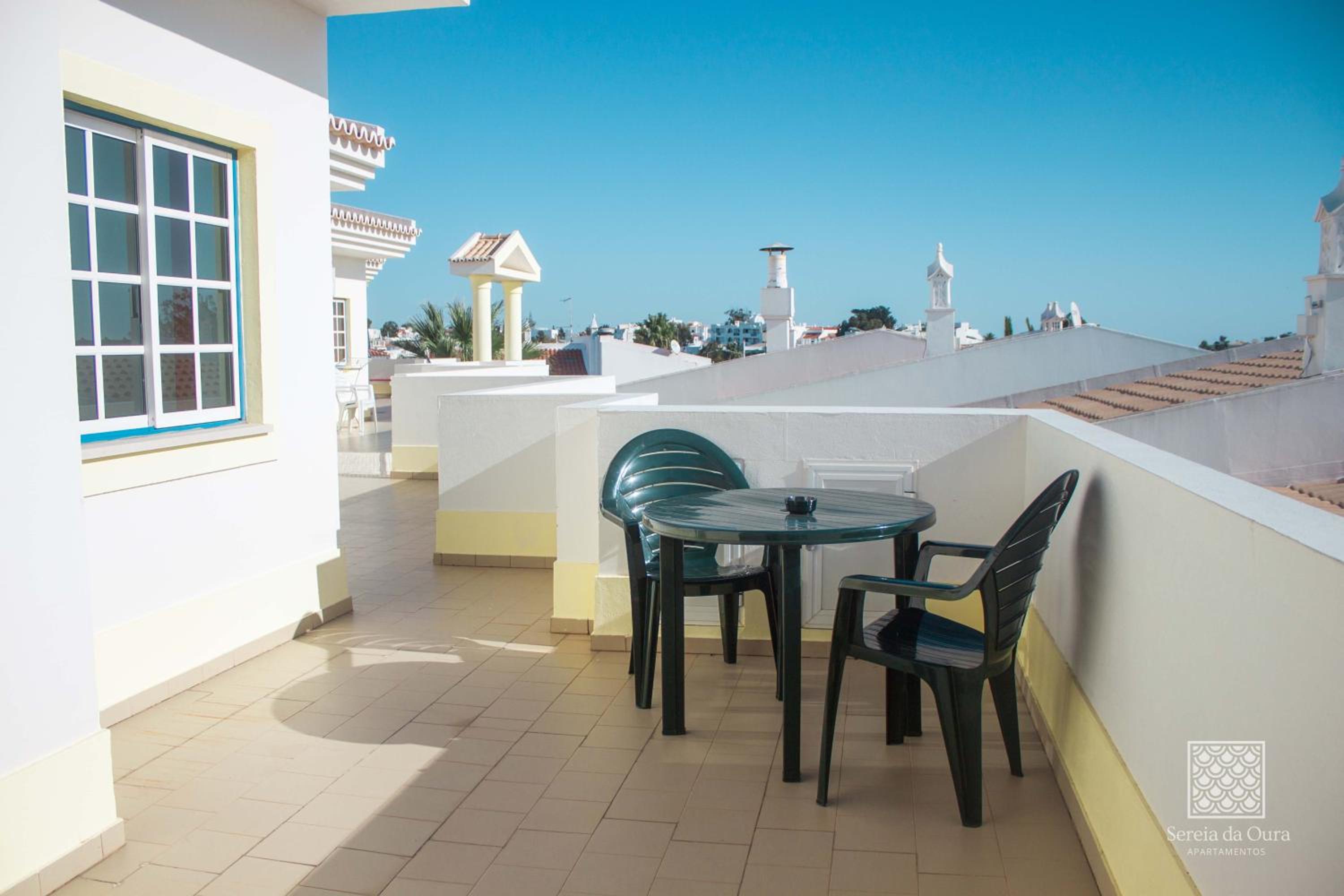Studio with Balcony and Pool View photo 3