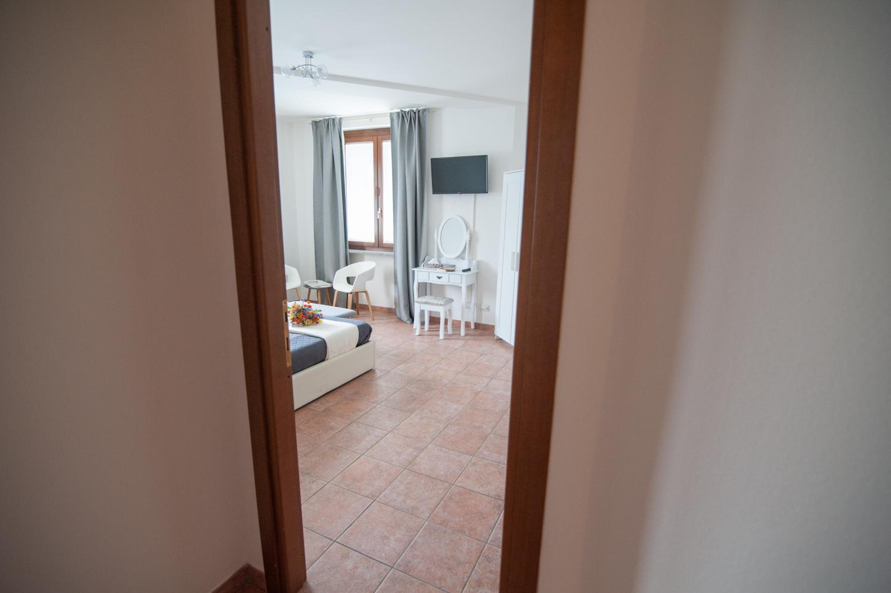 Superior King Suite - Photo 5