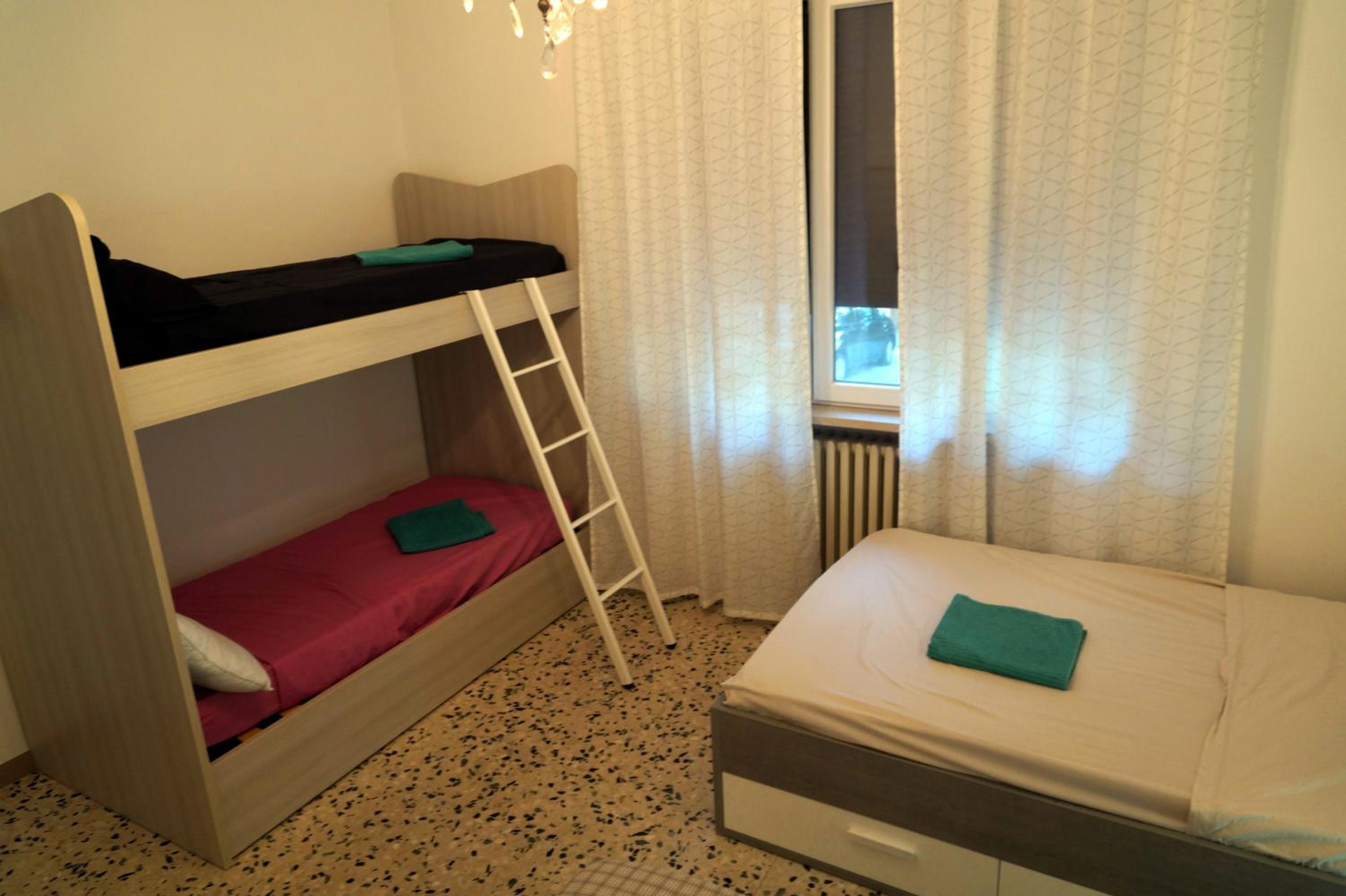 Quadruple Room with Private Bathroom - Photo 9