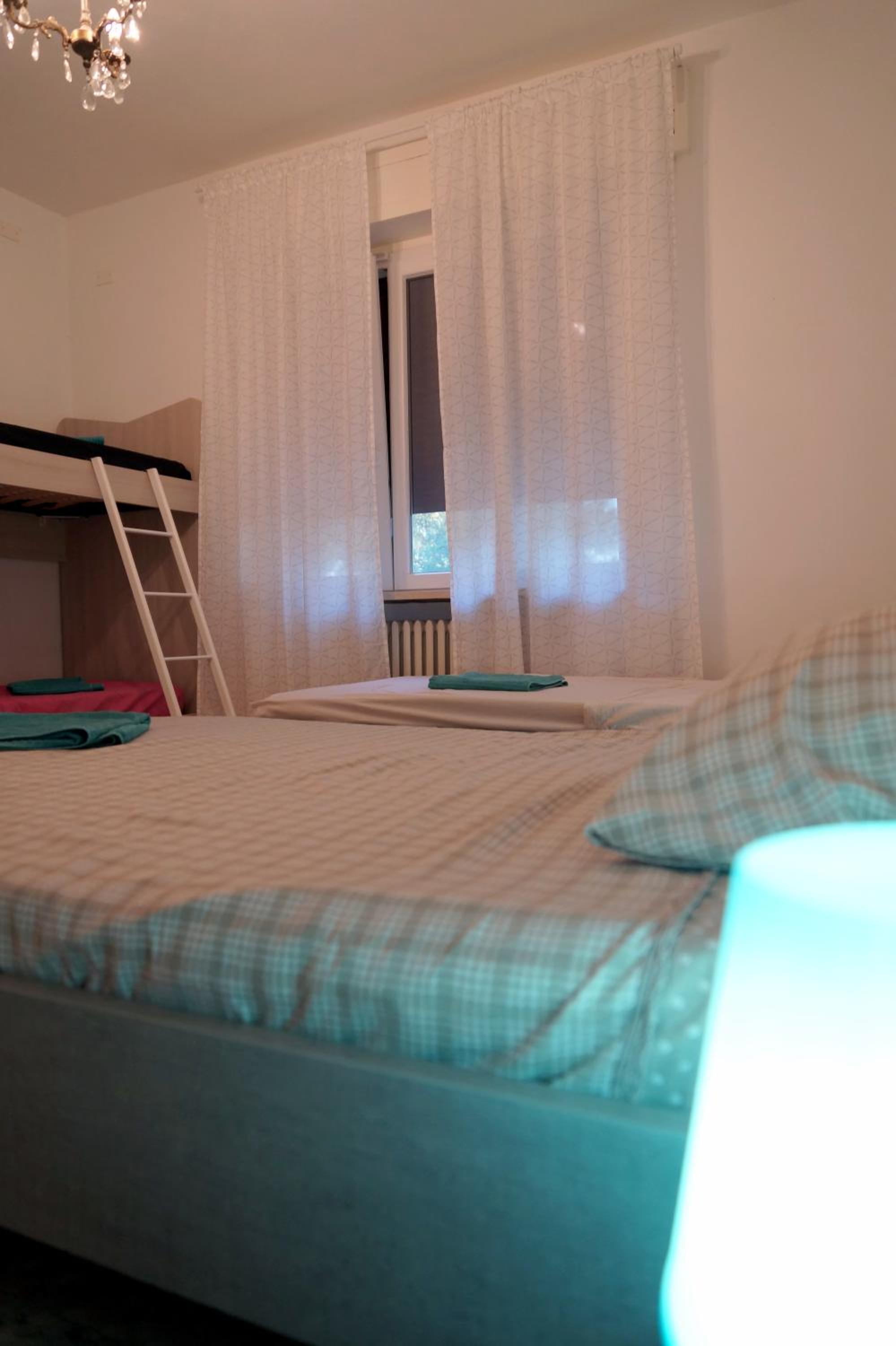 Quadruple Room with Private Bathroom - Photo 8