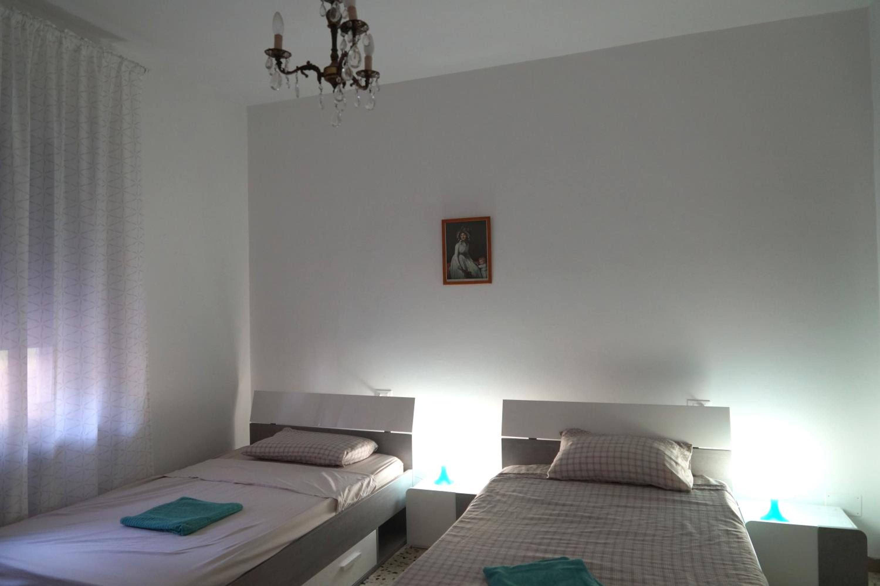 Quadruple Room with Private Bathroom - Photo 18