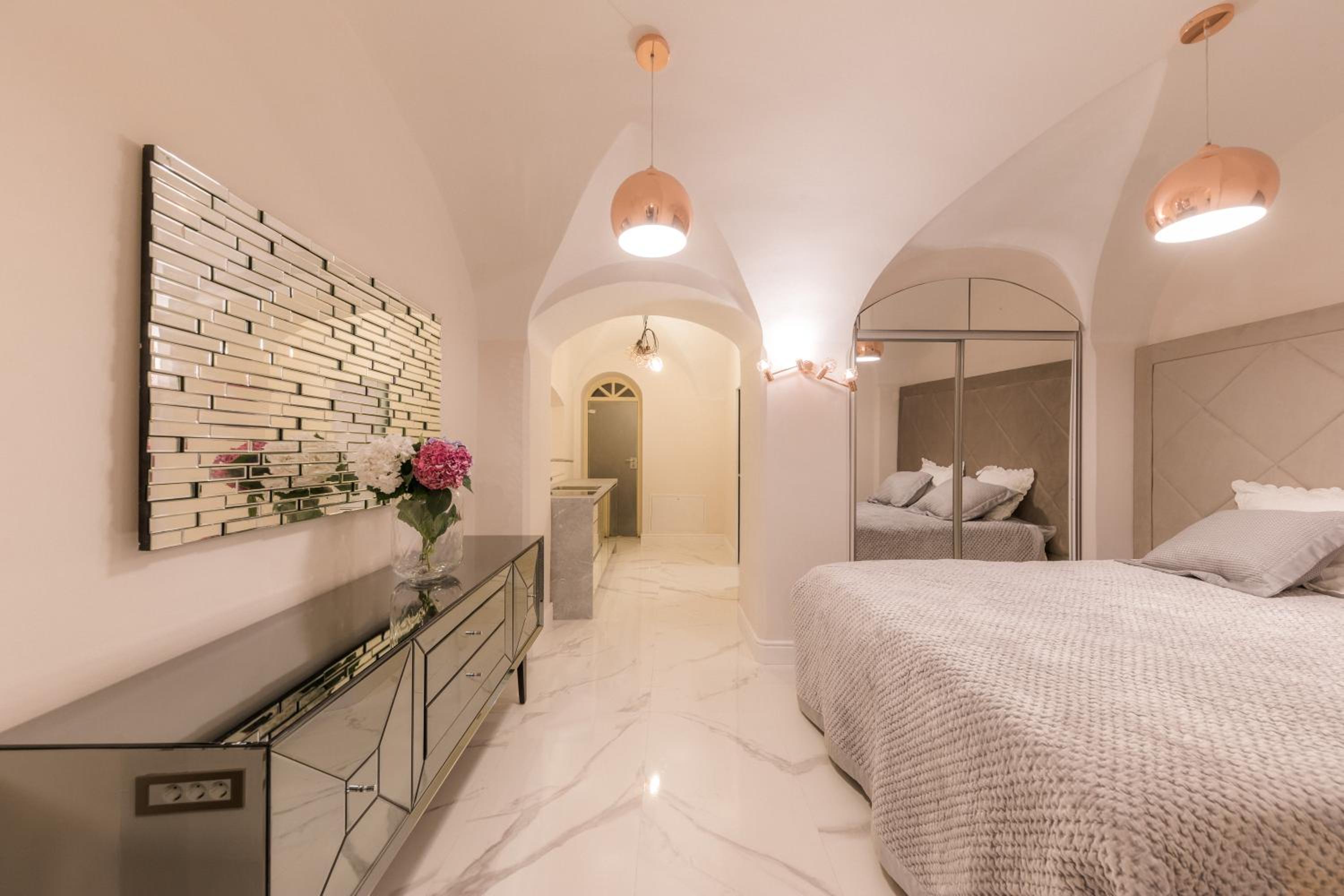 Standard One-Bedroom Apartment - Photo 3