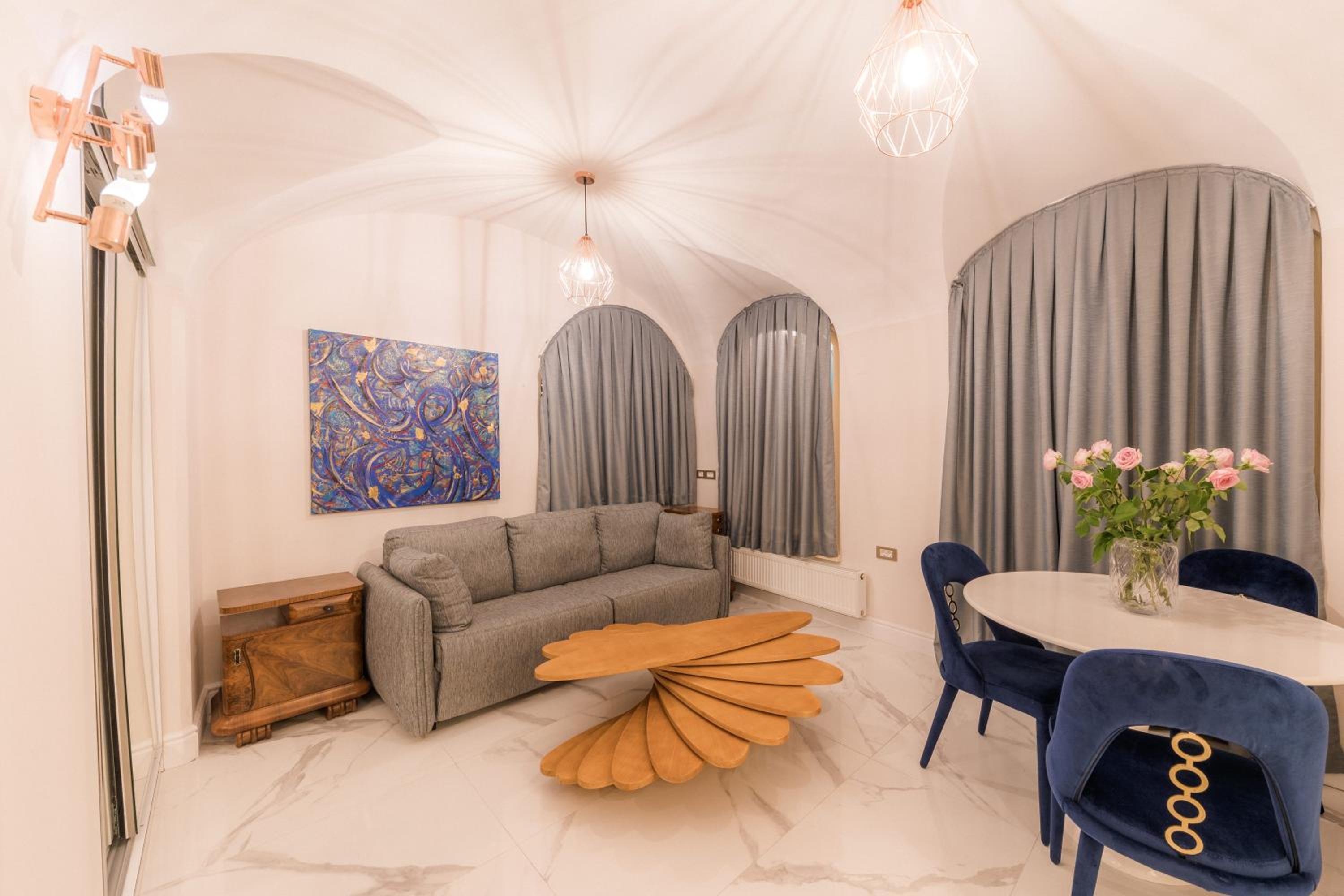 Standard One-Bedroom Apartment - Photo 4