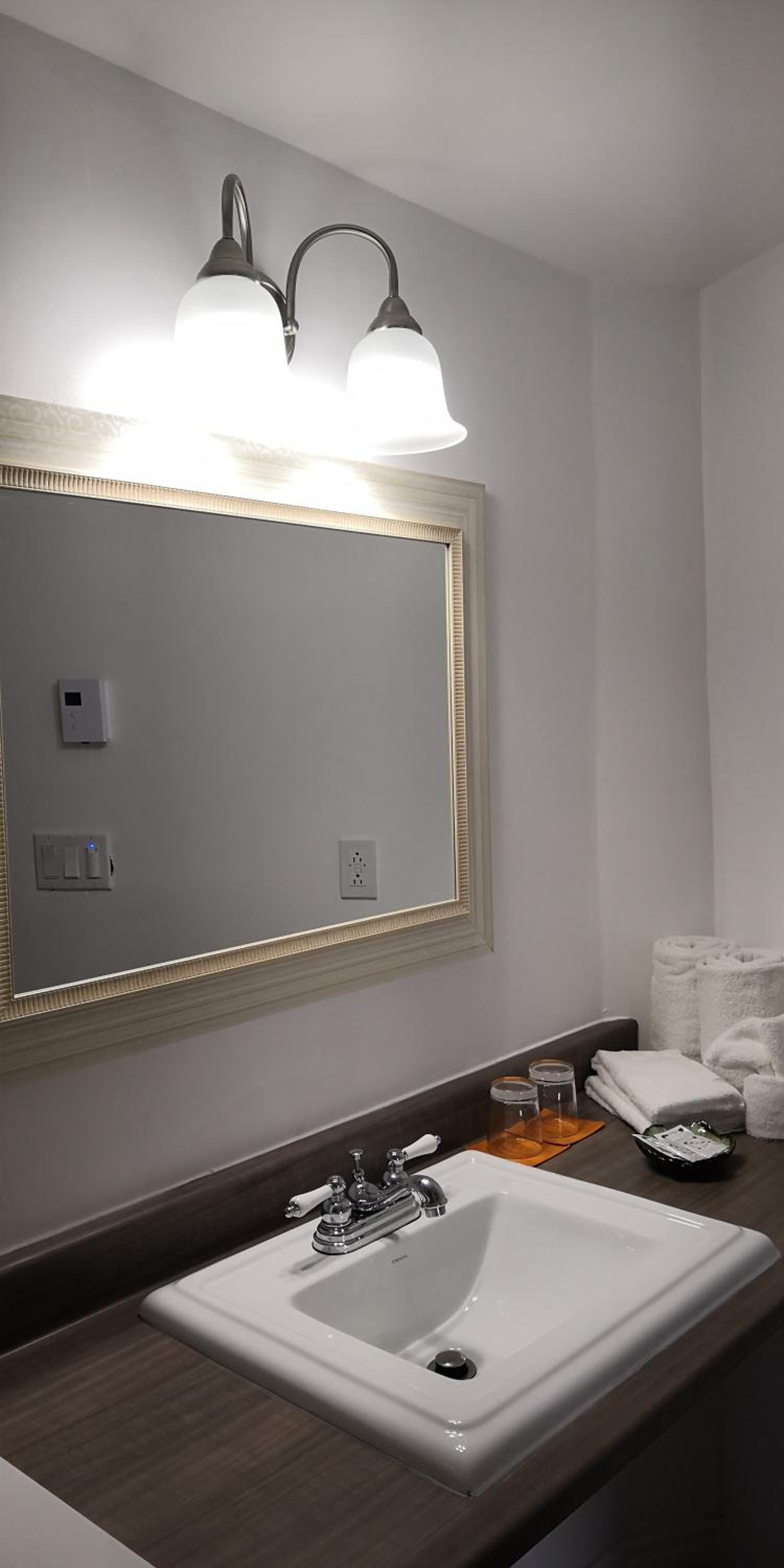 Deluxe King Room - Photo 5