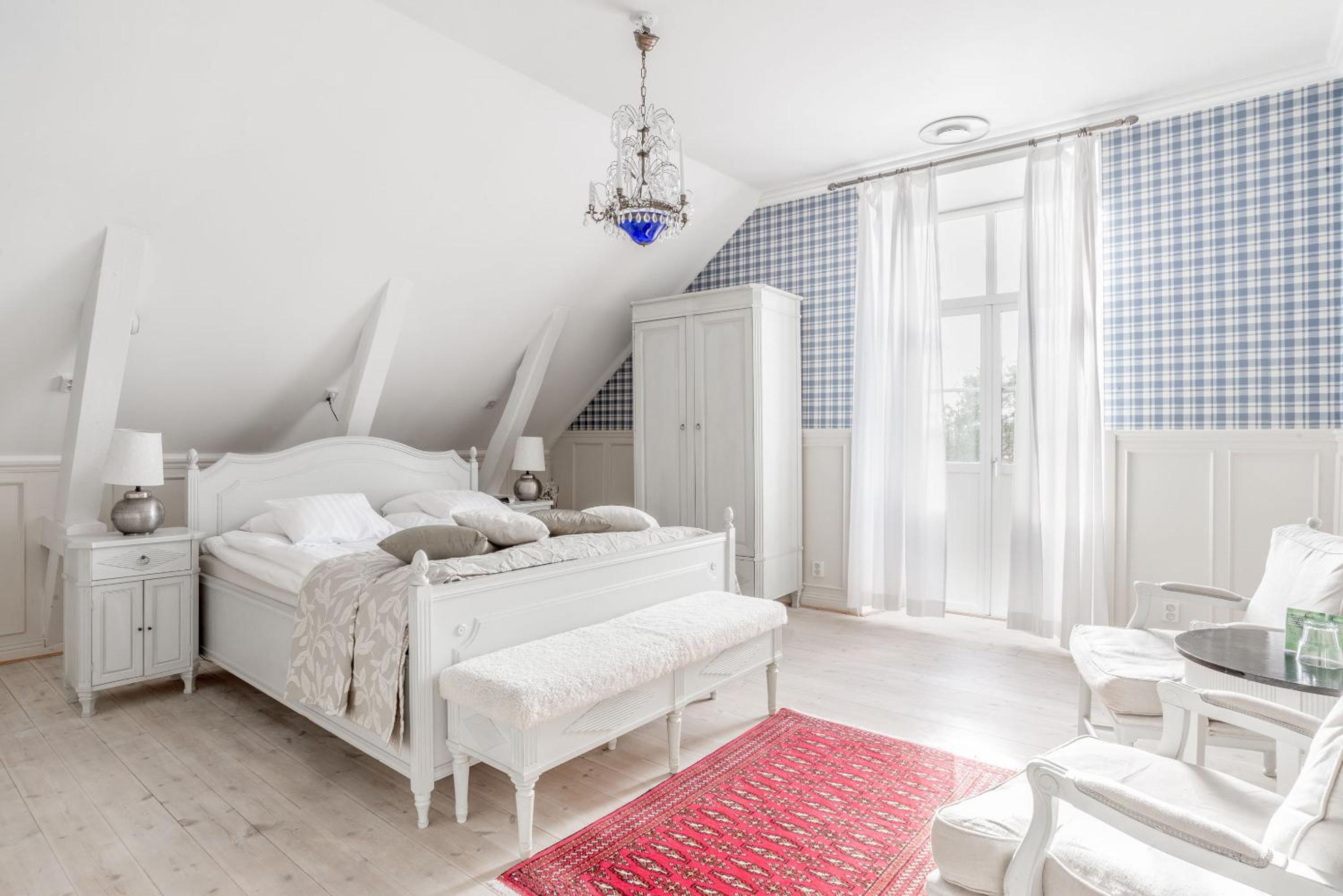 Suite - Photo 1