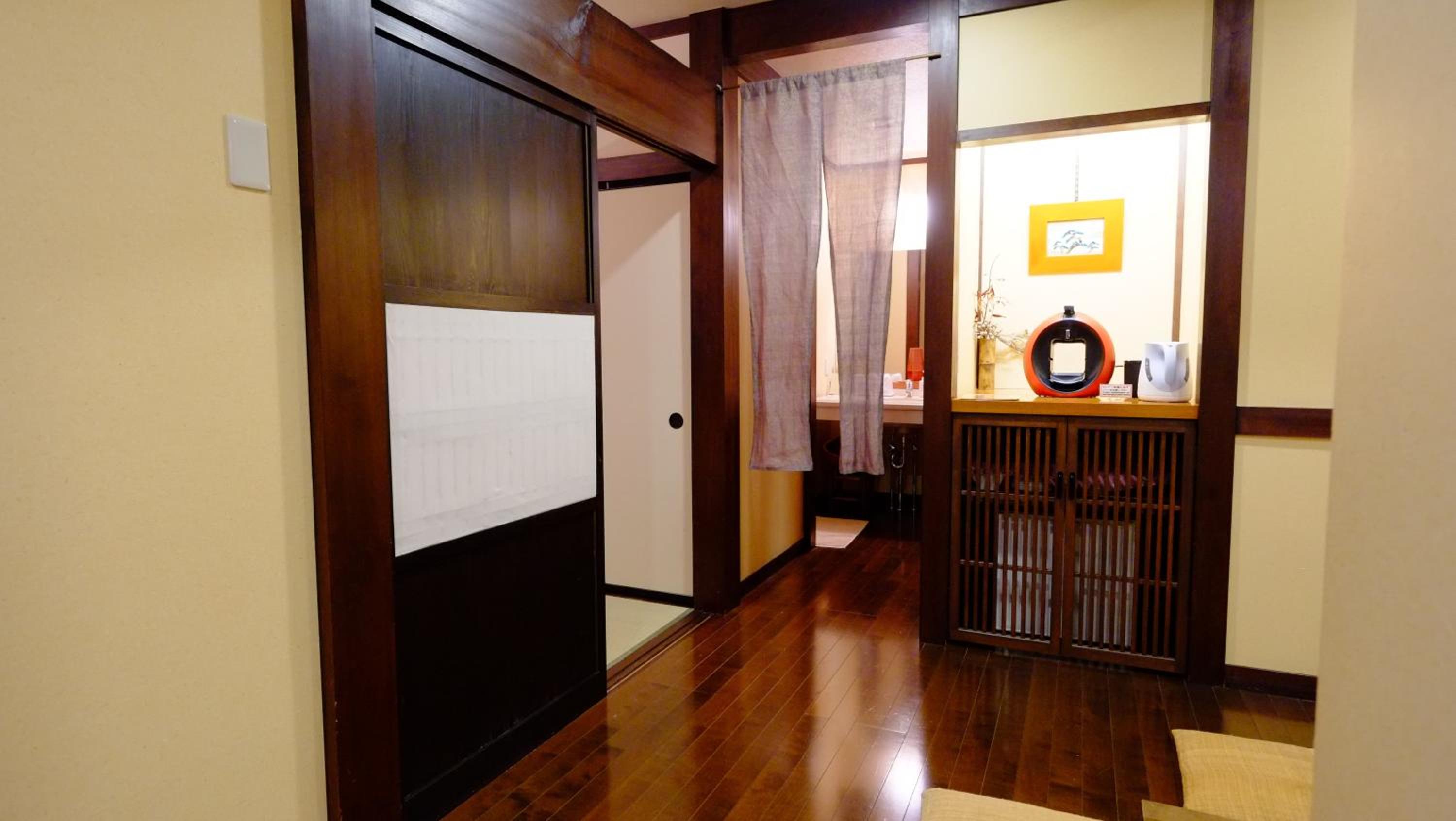 Suite - Non-Smoking - Photo 14