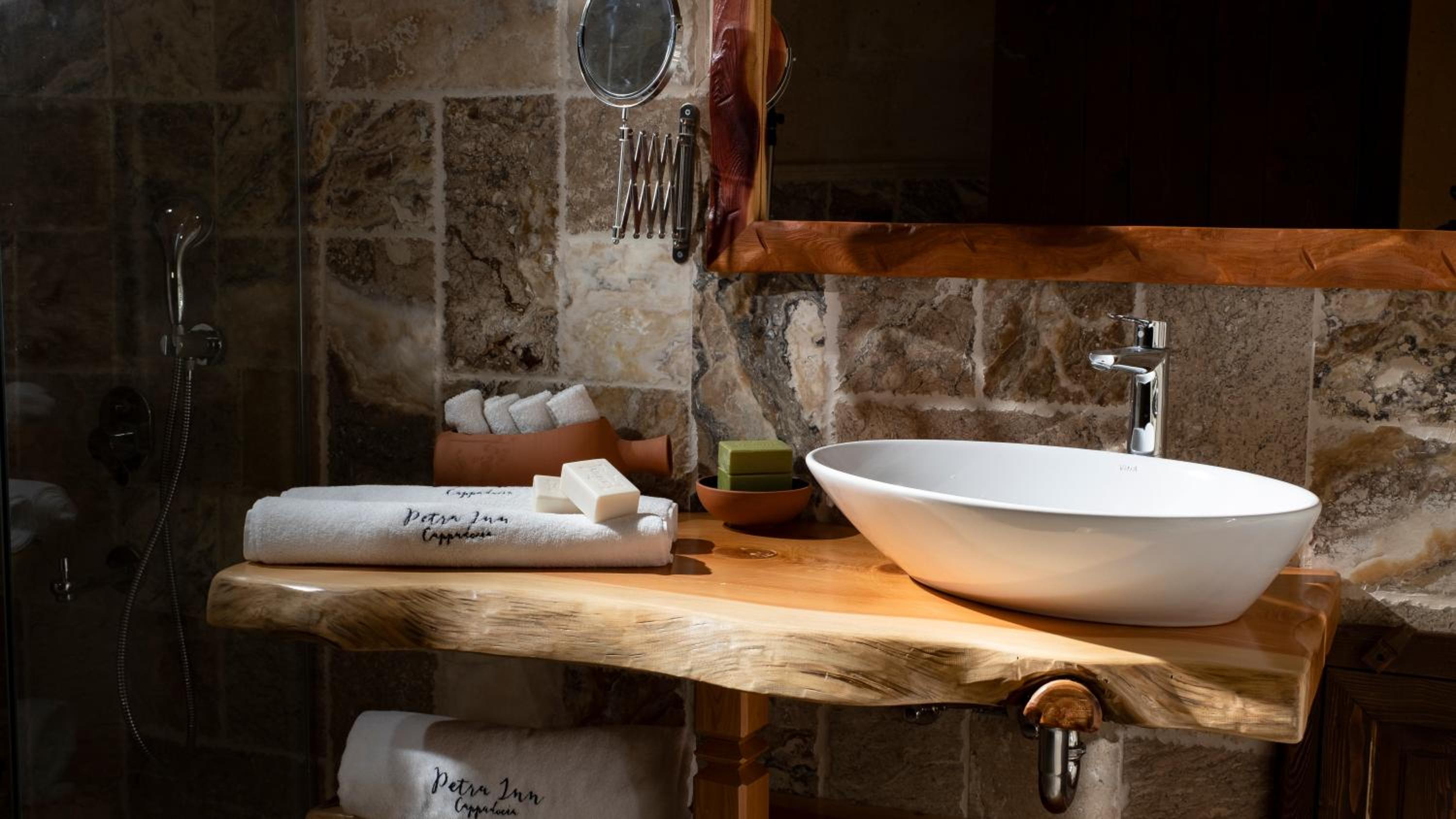 King Suite with Spa Bath - Photo 12