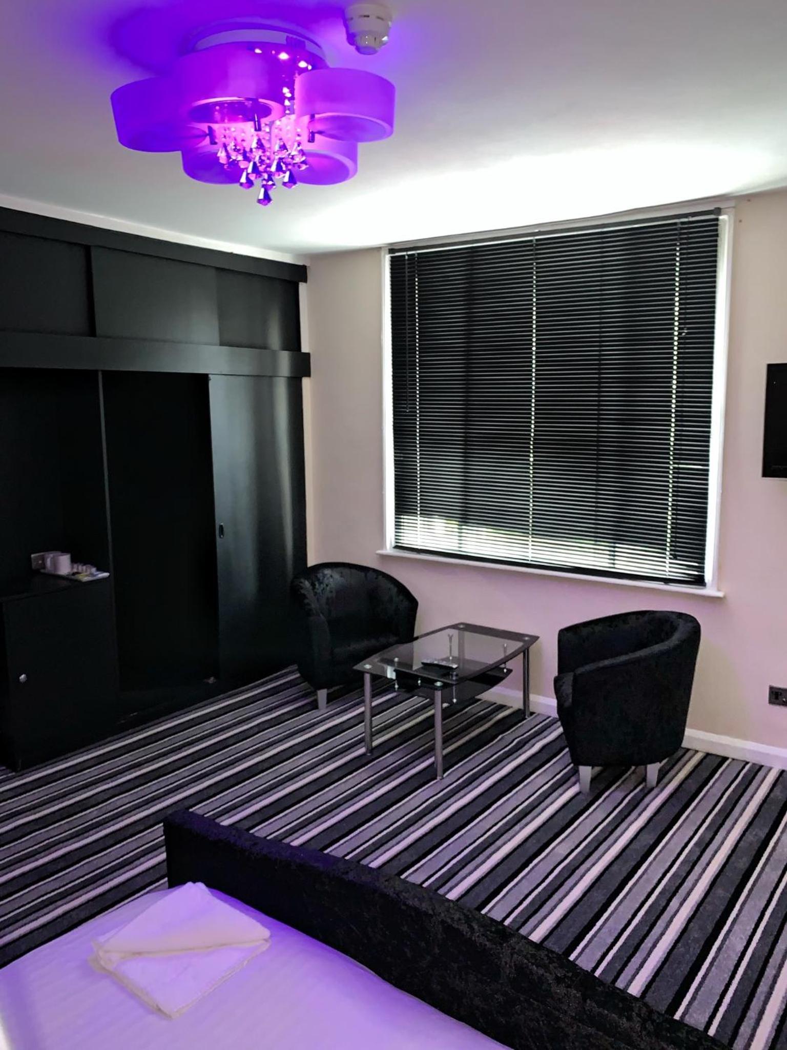 Deluxe King Room - Photo 8