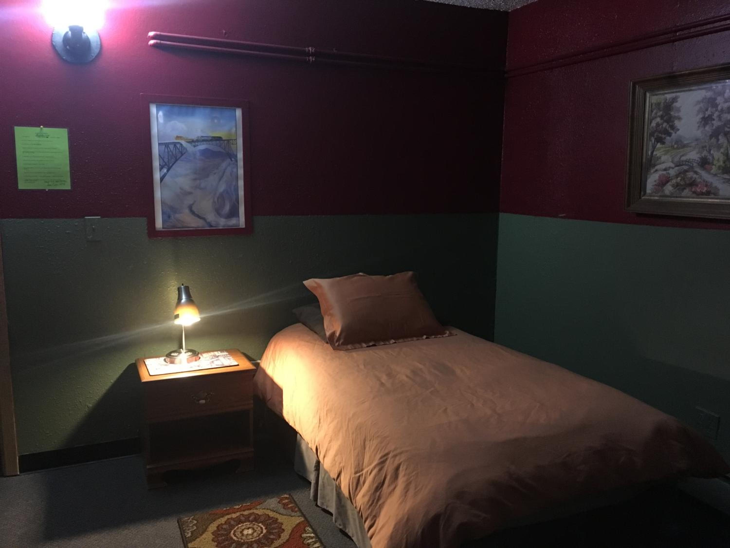 Queen Room with Shared Bathroom photo 1