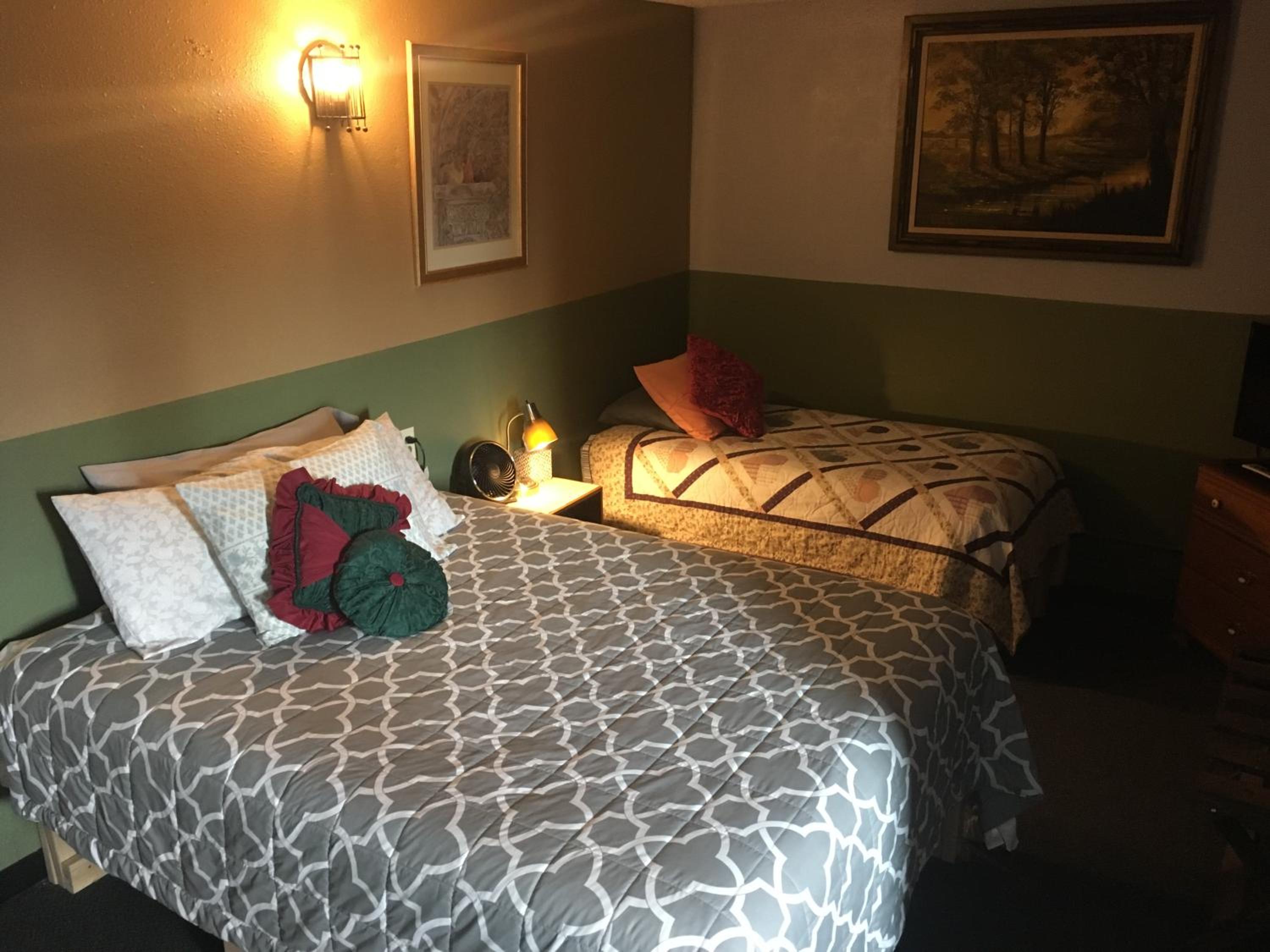 Queen Room with Shared Bathroom photo 1
