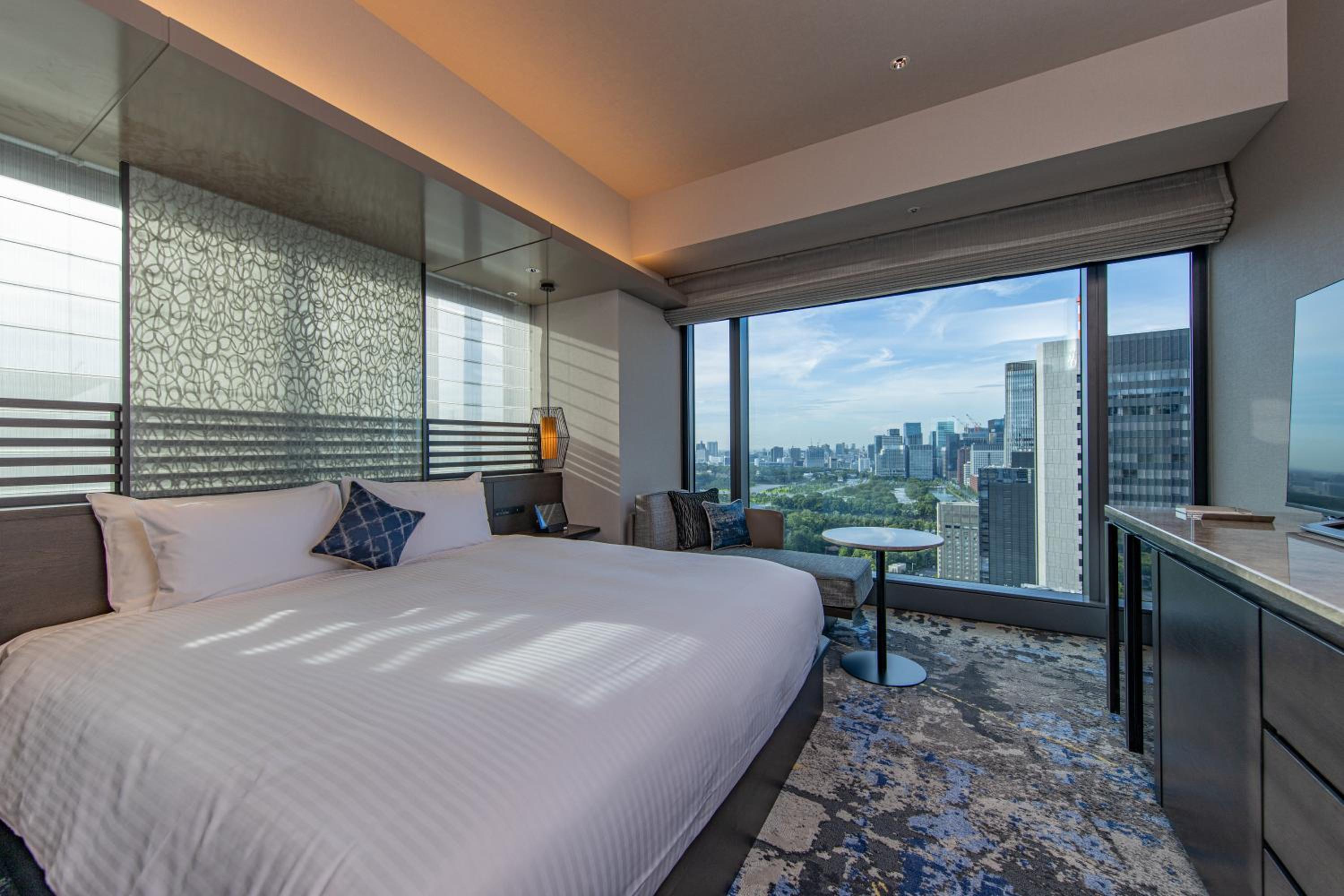 Deluxe Corner King Room