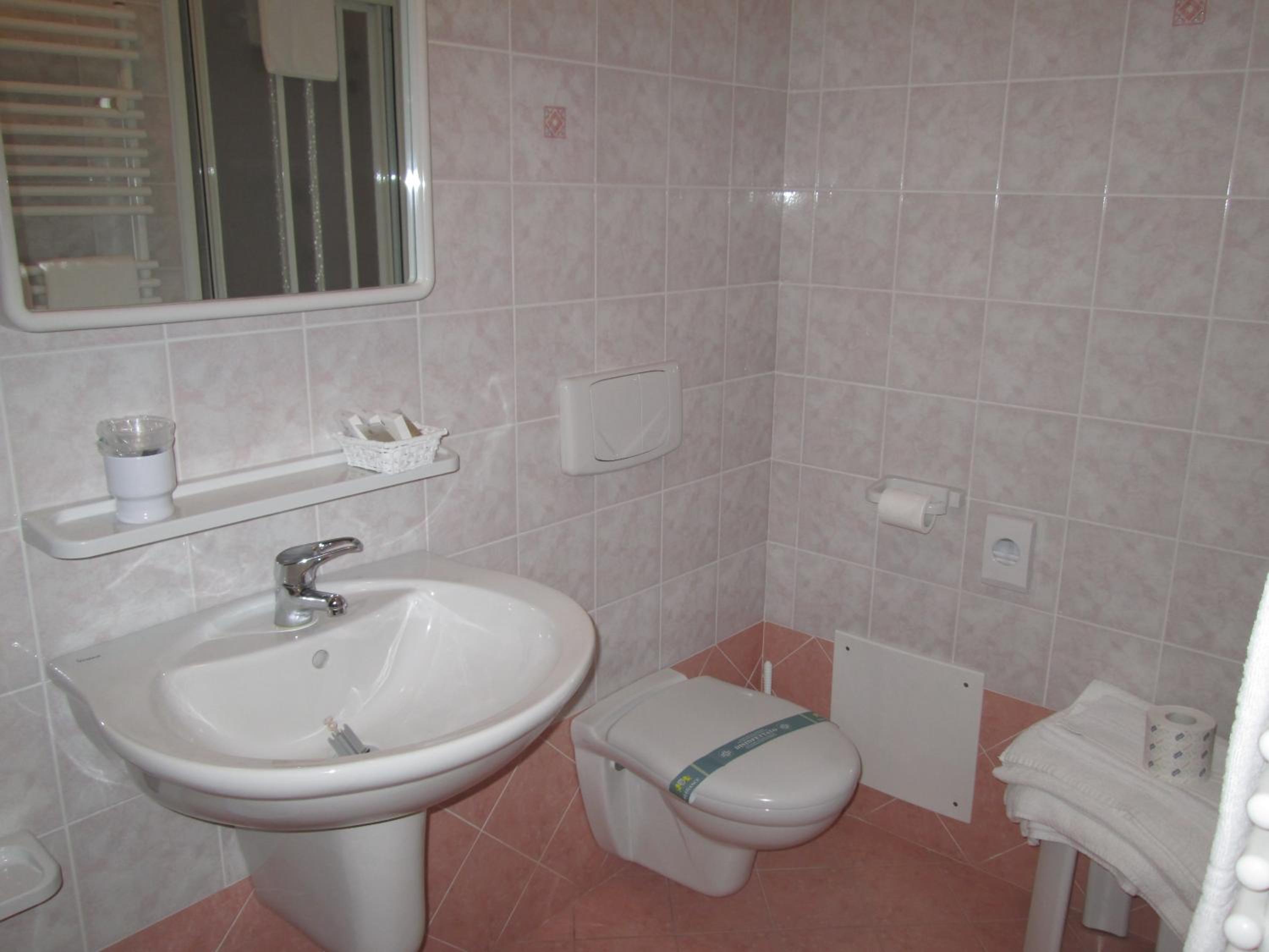 Double Room with Balcony - Photo 14
