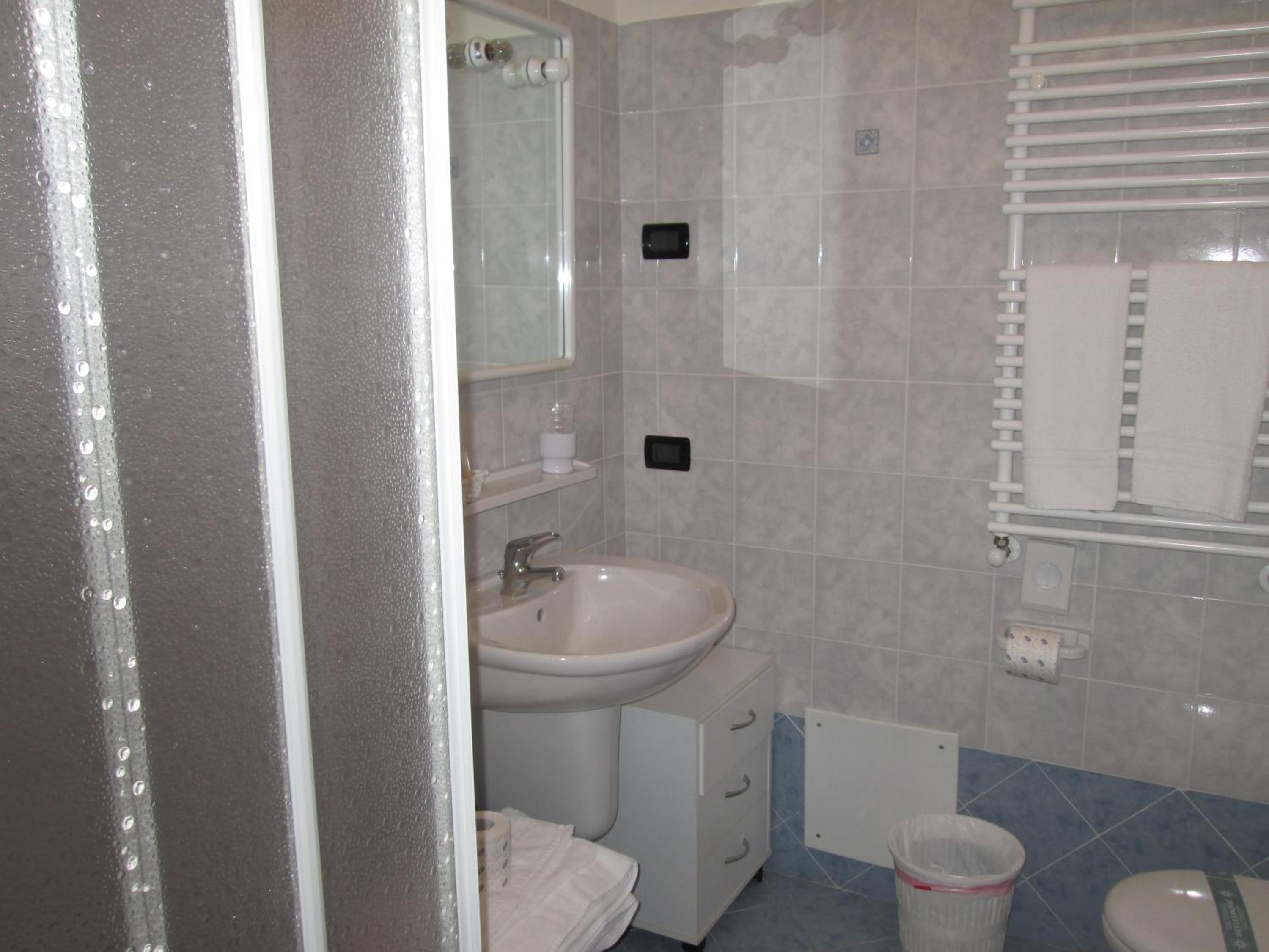 Double Room with Balcony - Photo 12