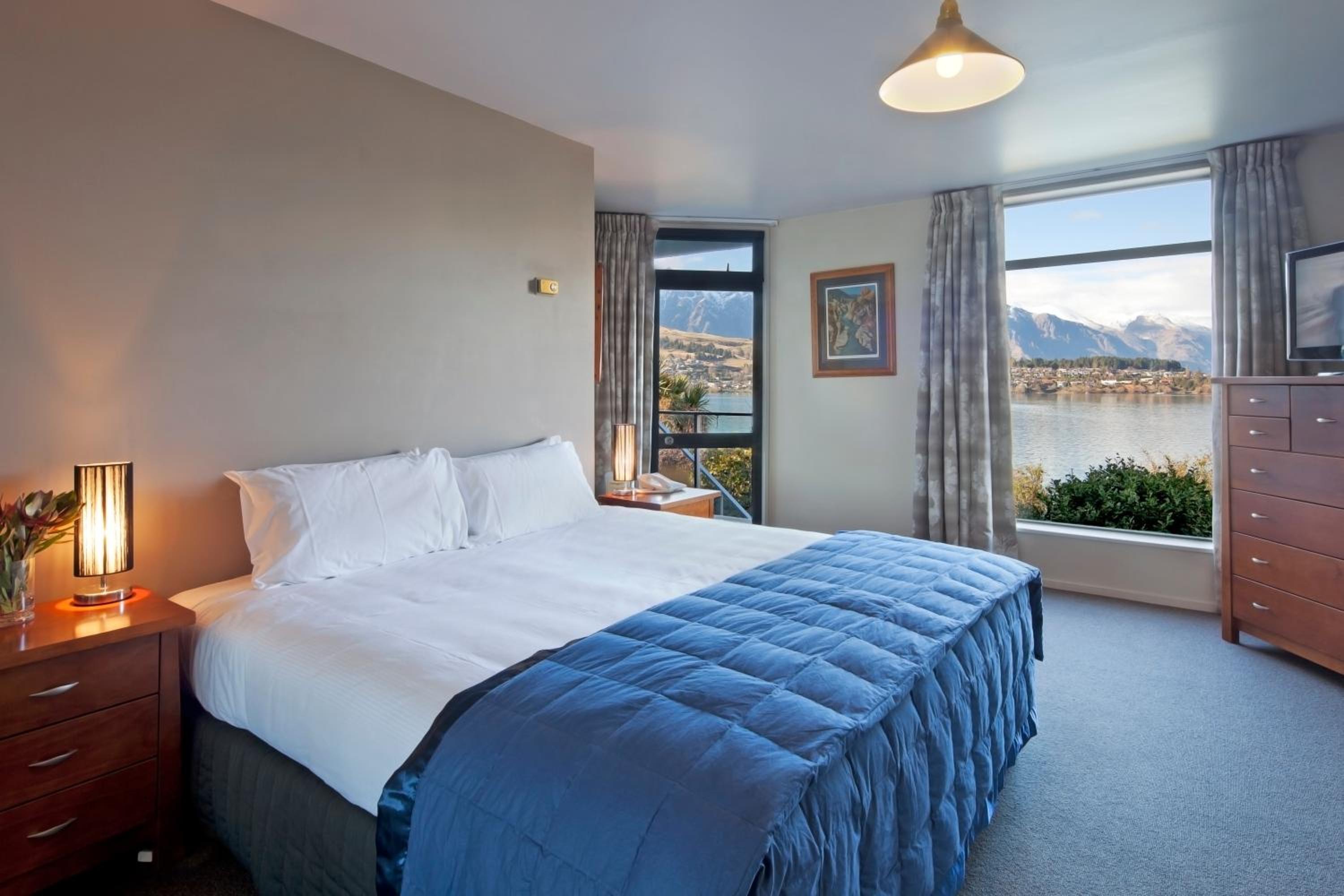 One-Bedroom Apartment with Lake View
