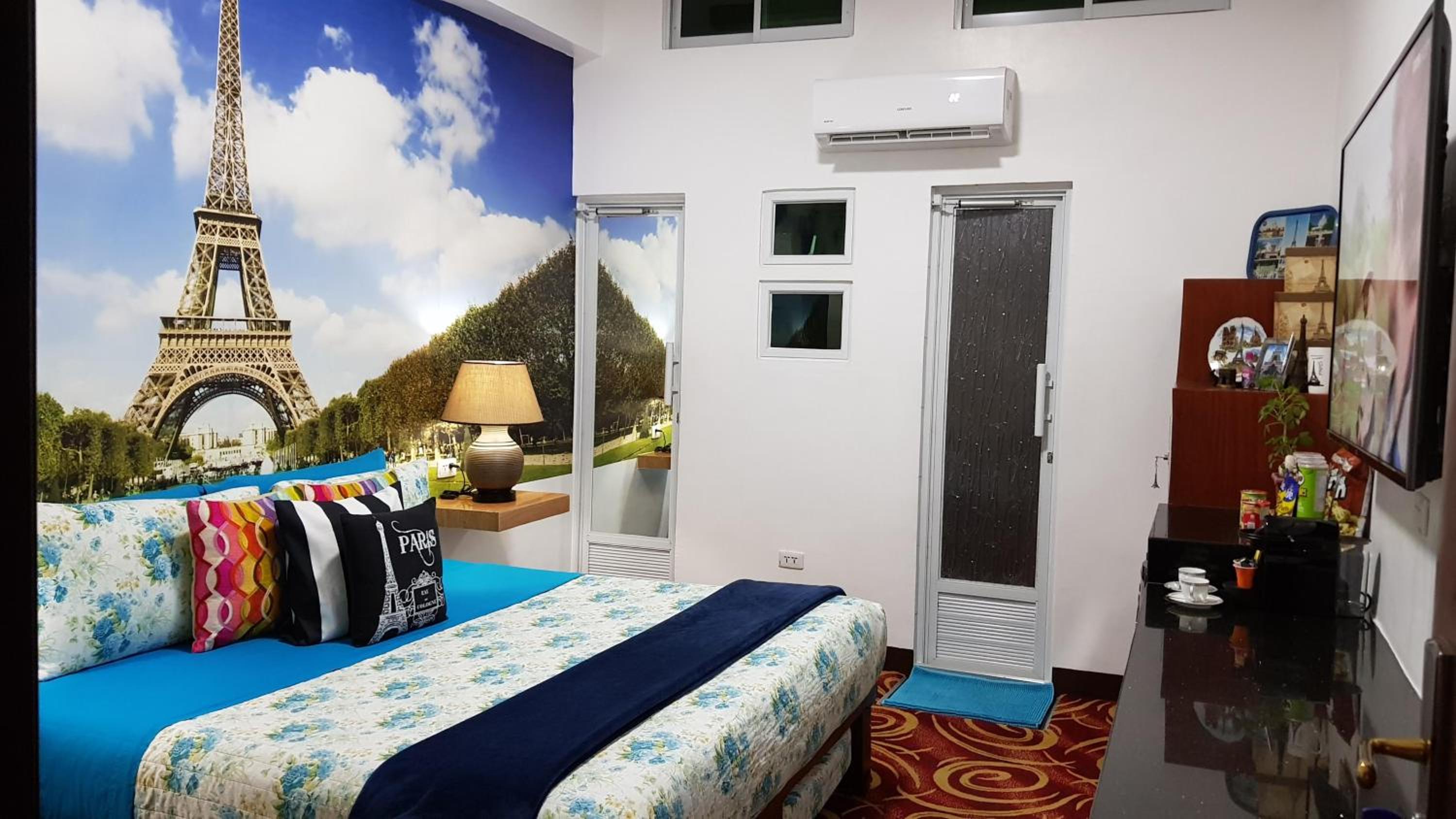 Deluxe King Room - Photo 9