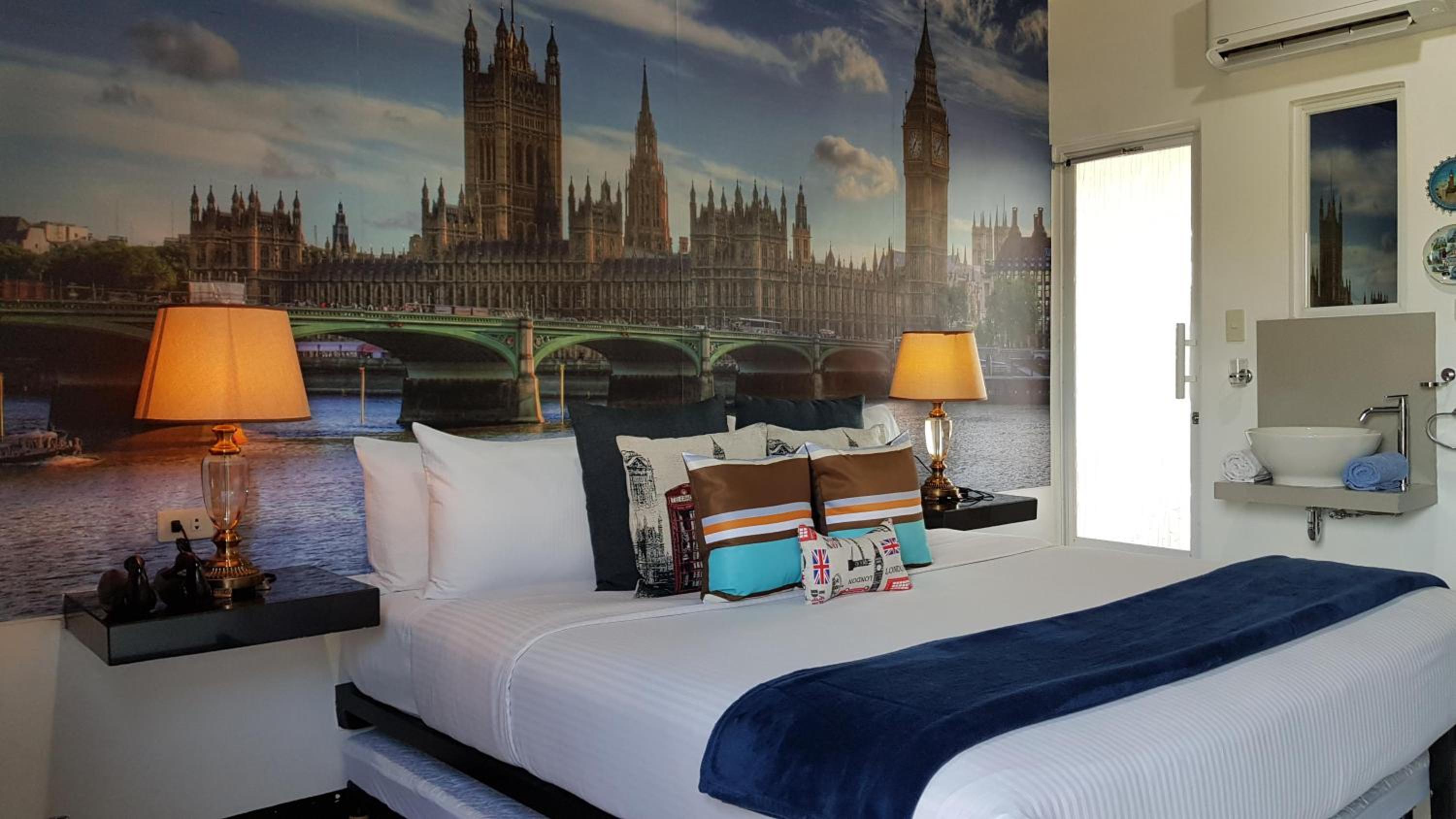 Deluxe Double Room with Balcony photo 2