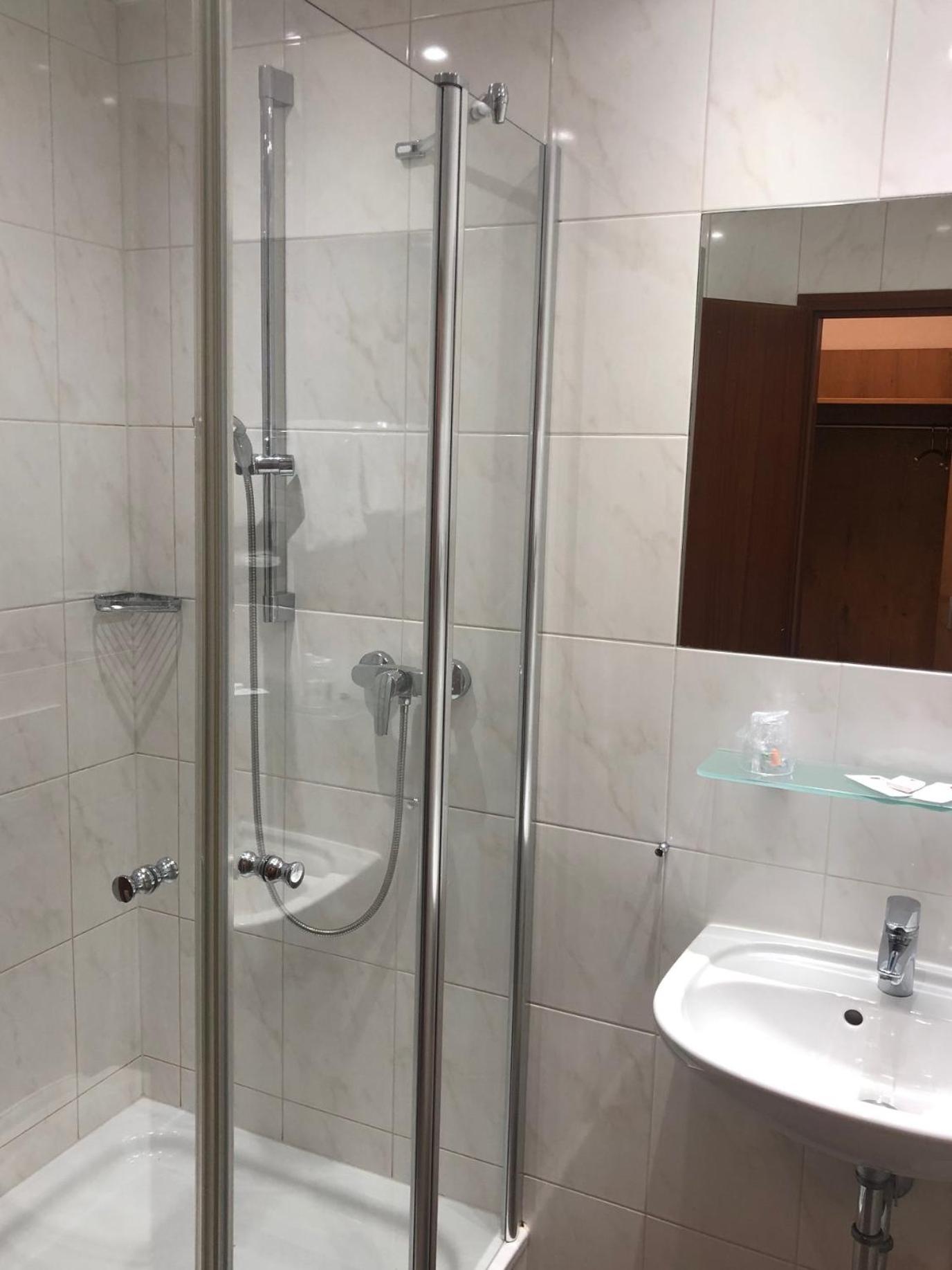 Large Double Room - Photo 8