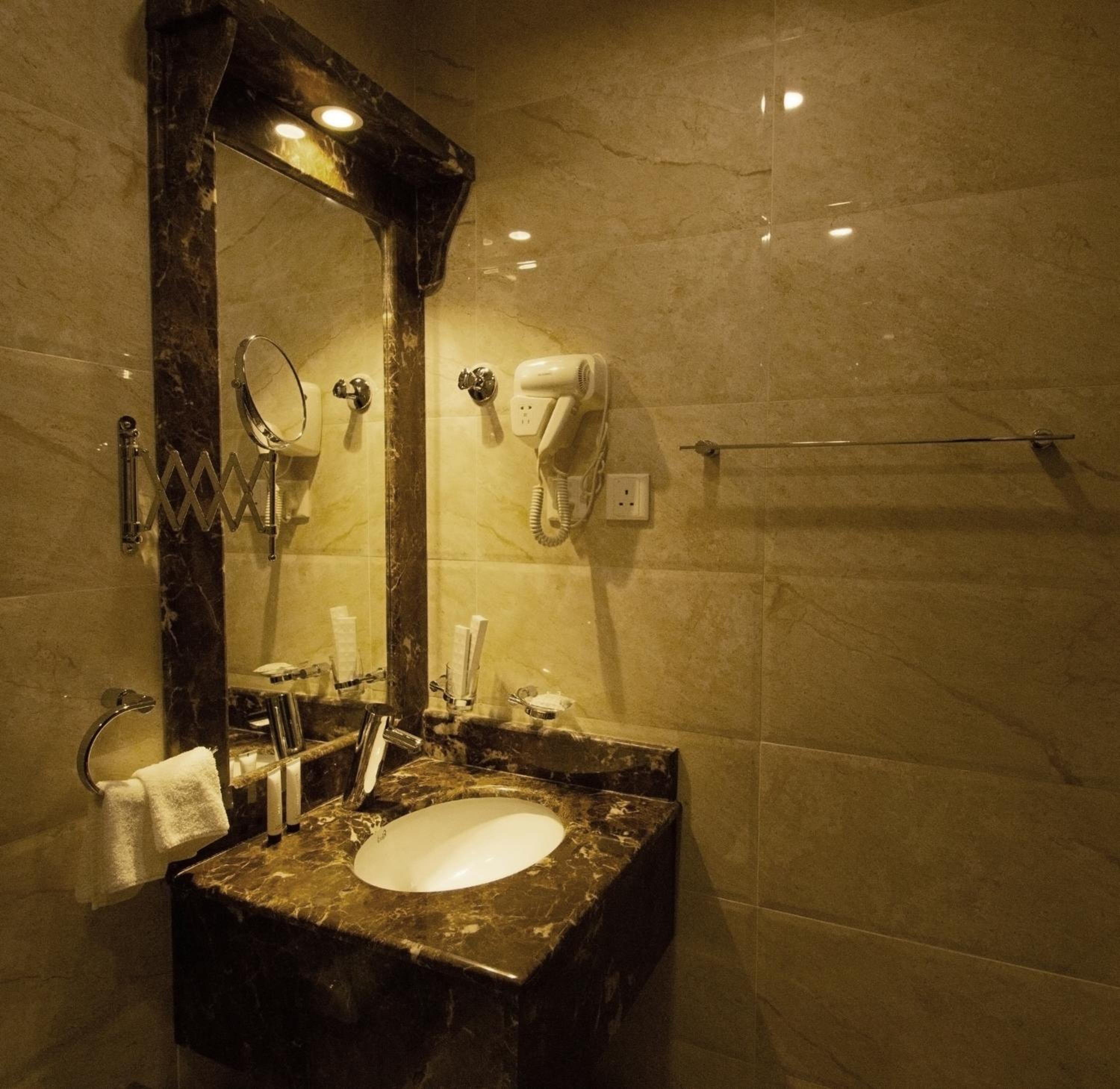 Standard King Room - Photo 3