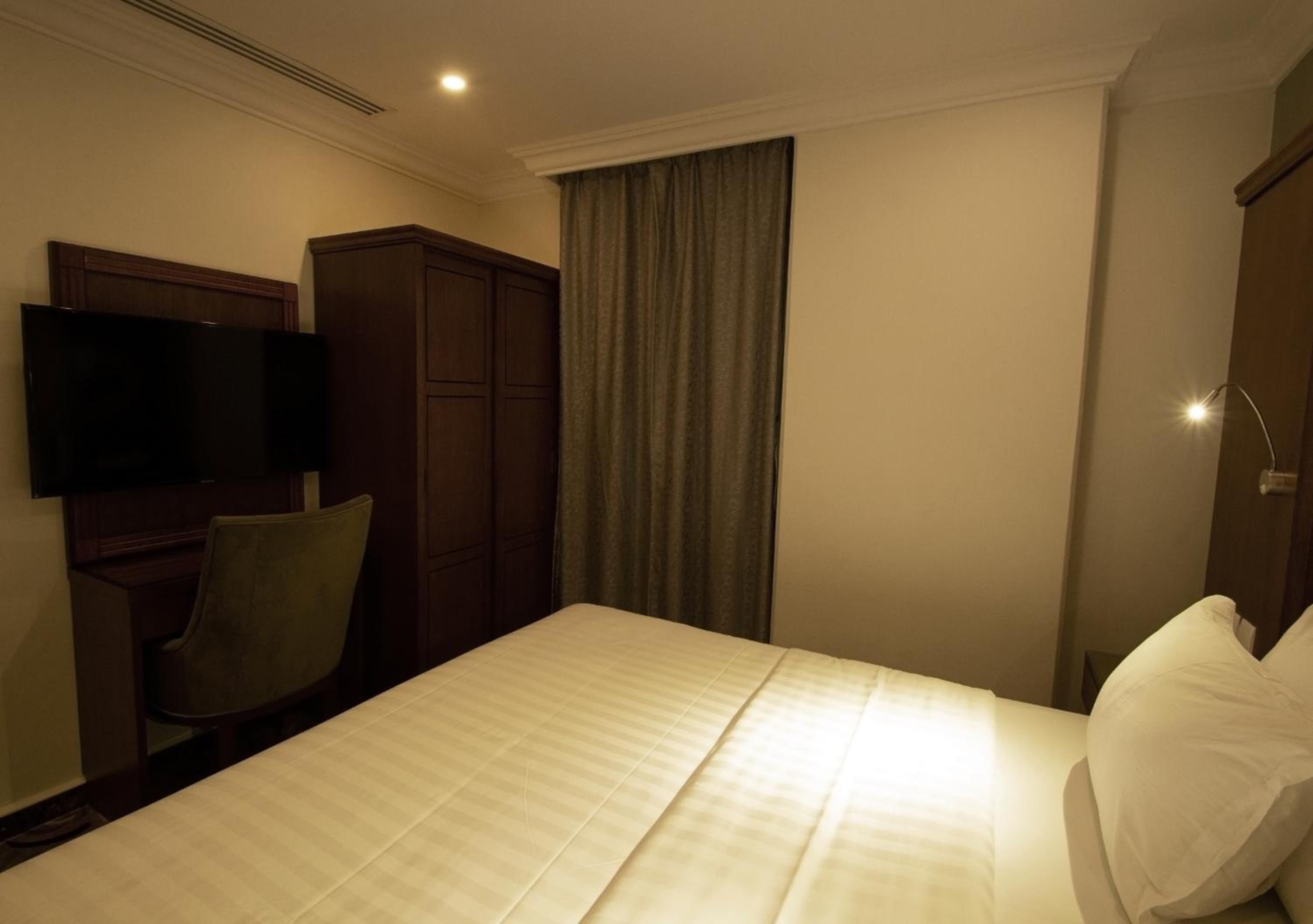 Standard King Room - Photo 5